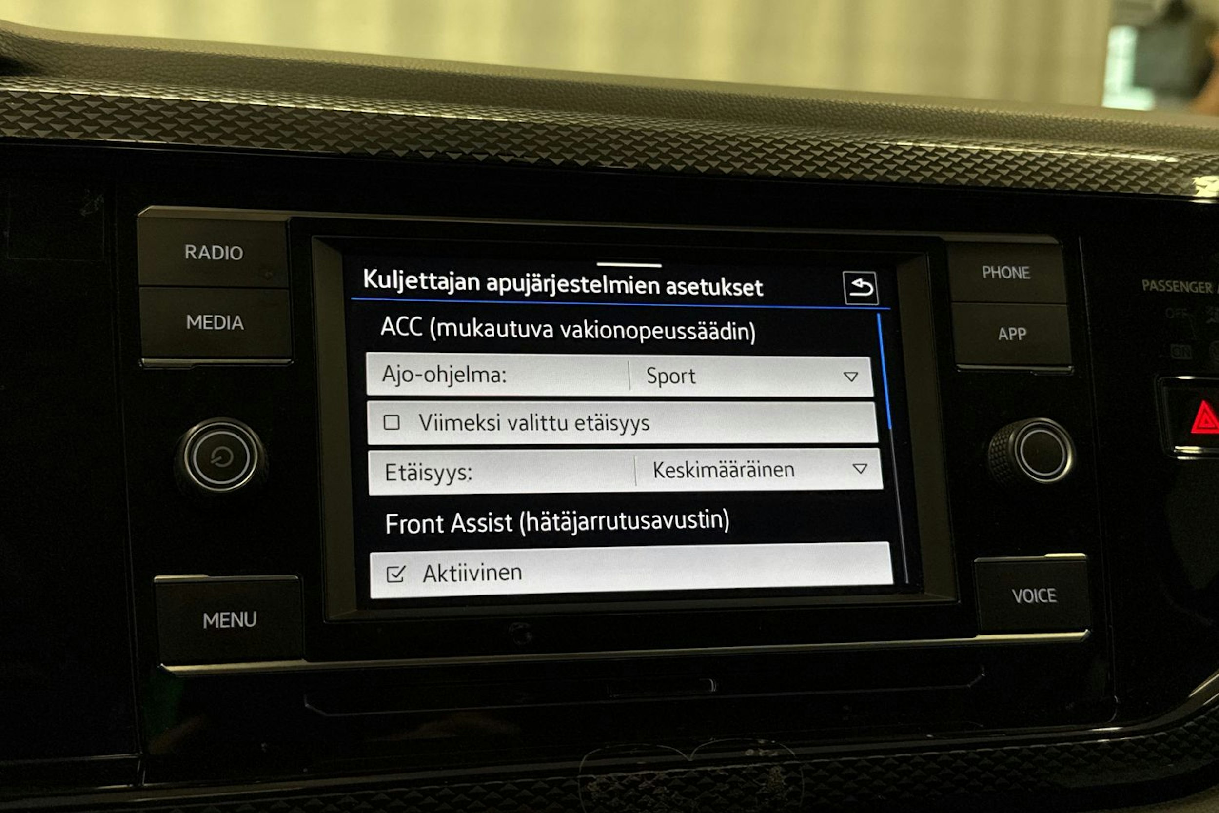 sininen Volkswagen Taigo 2023 kuva 18.