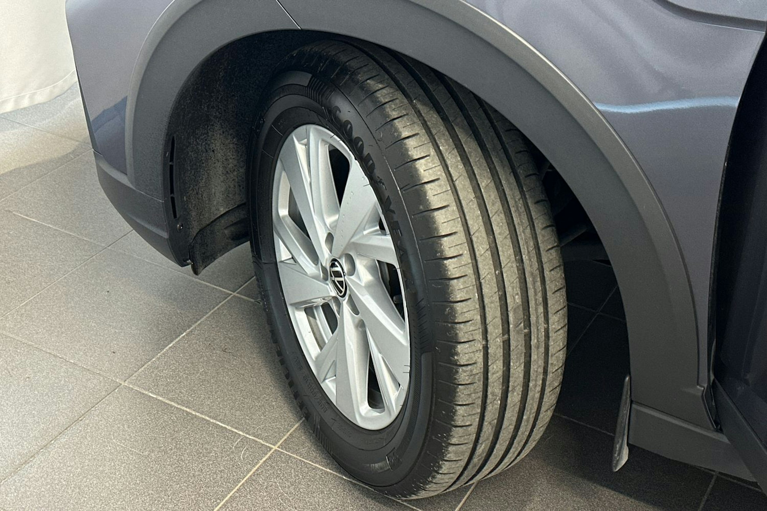 harmaa Volkswagen Taigo 2023 kuva 13.