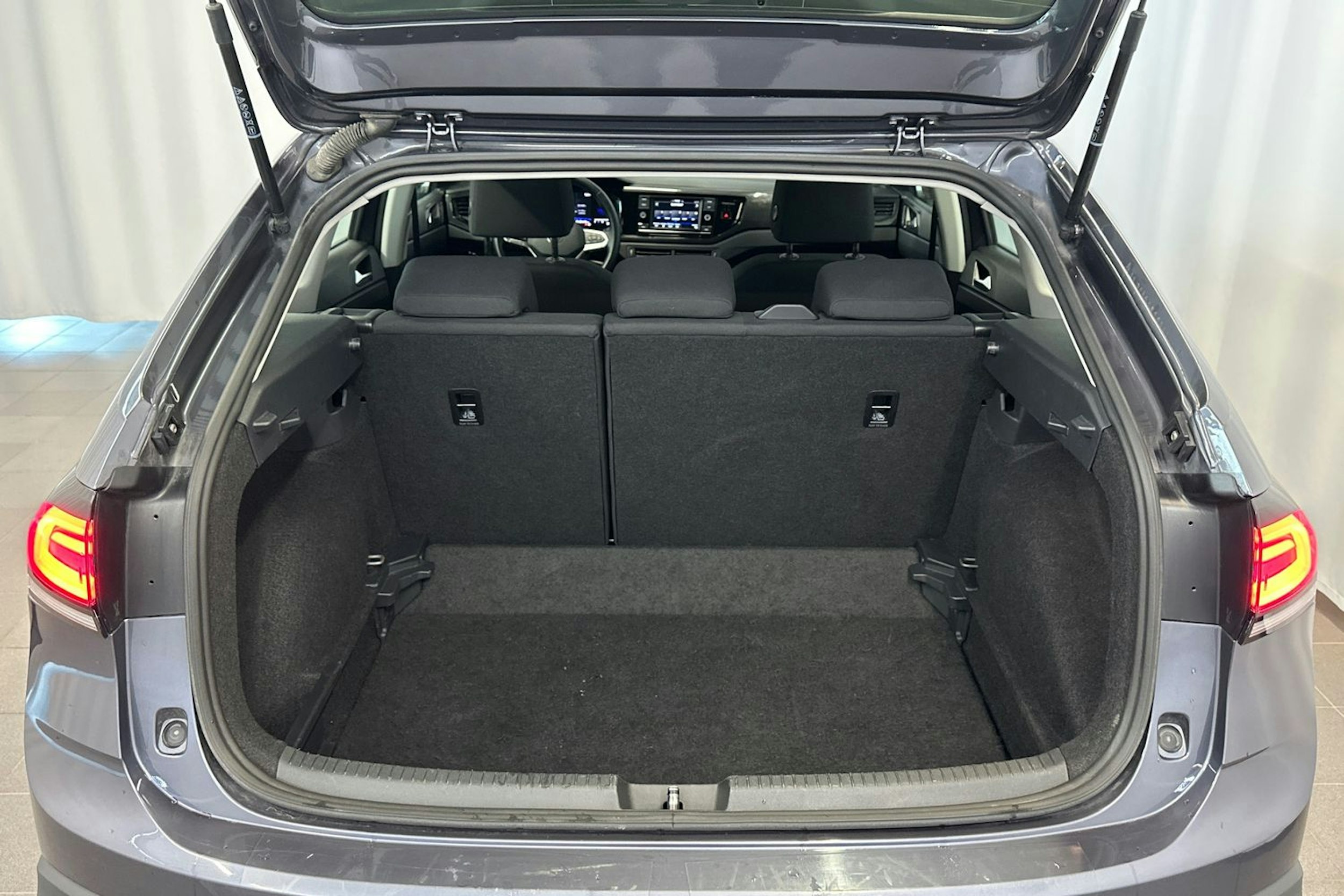 harmaa Volkswagen Taigo 2023 kuva 15.