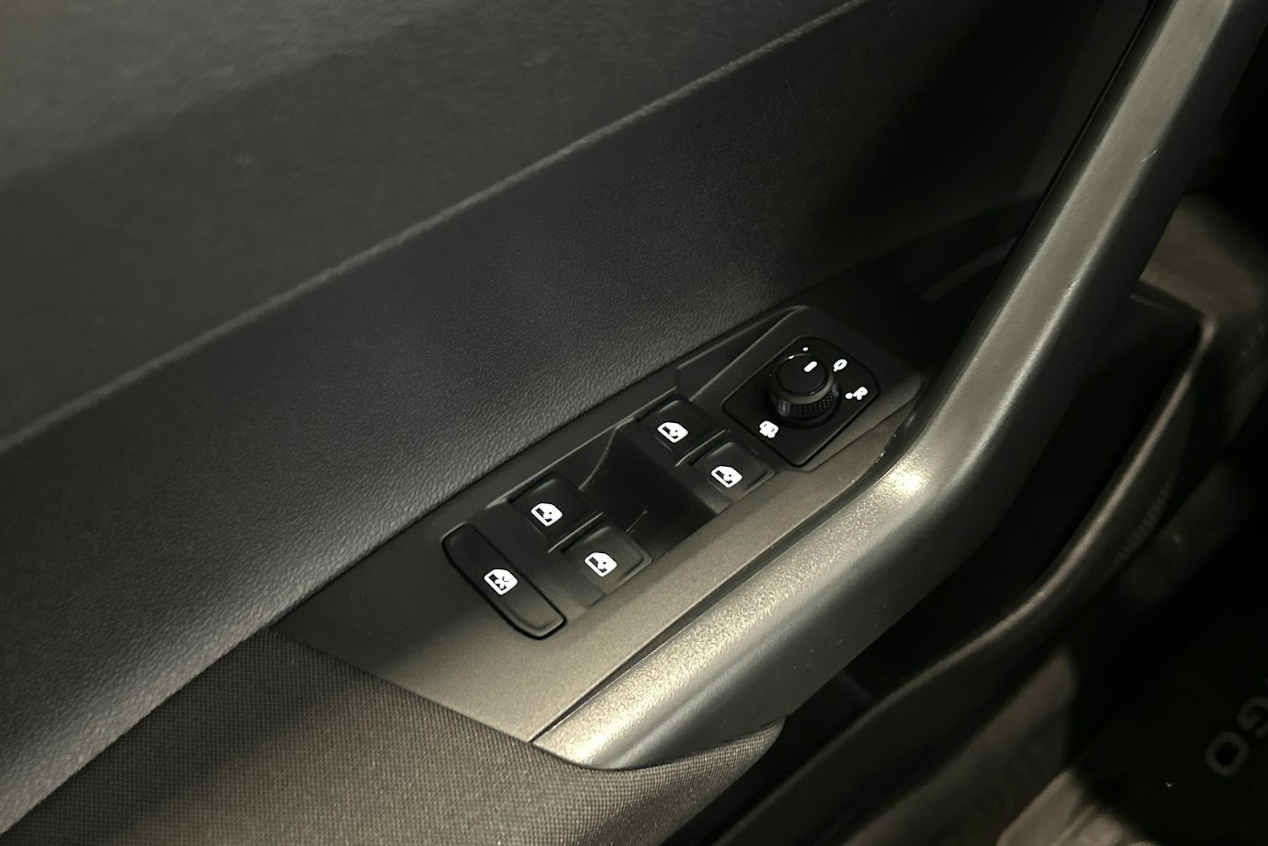harmaa Volkswagen Taigo 2023 kuva 16.