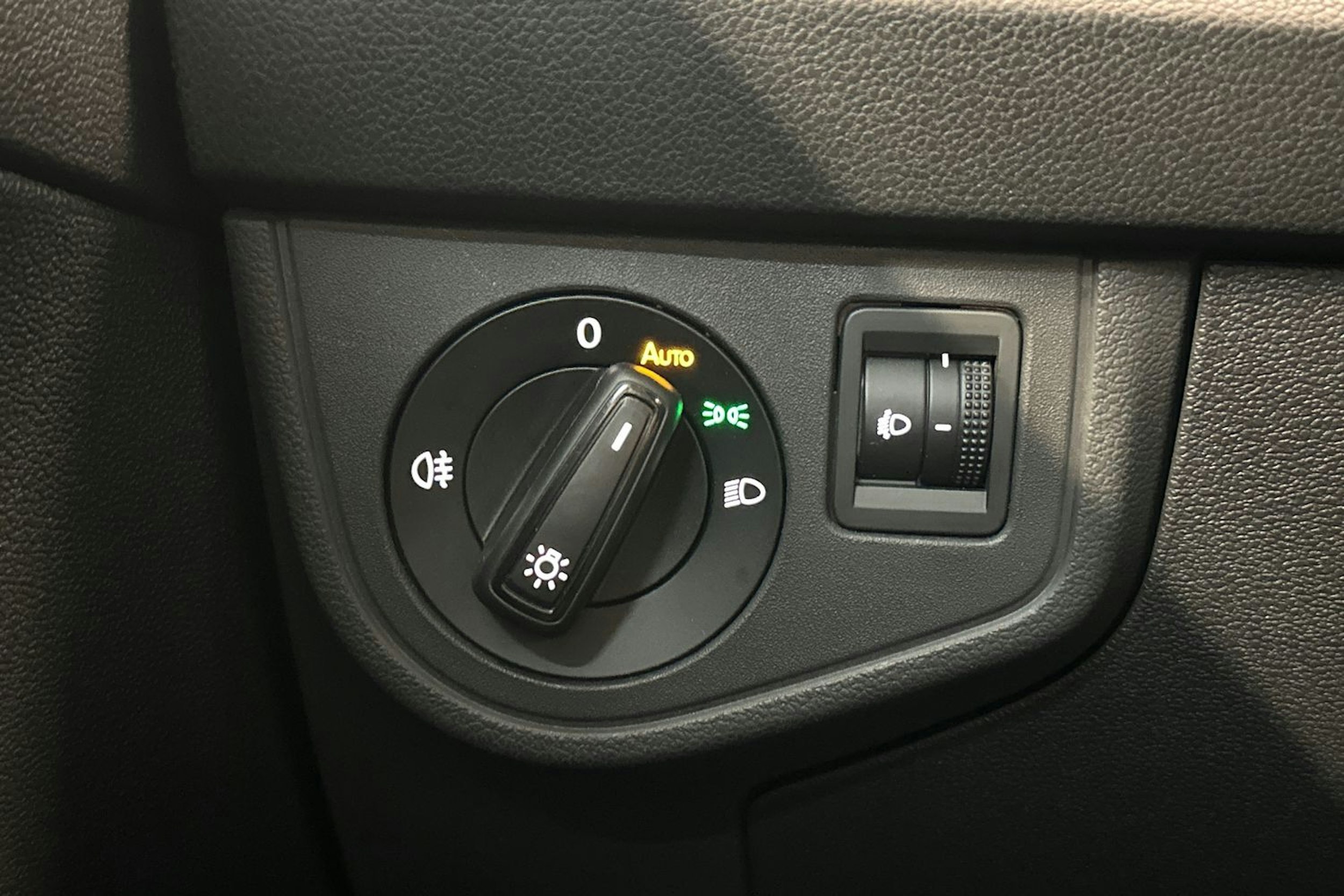 harmaa Volkswagen Taigo 2023 kuva 17.