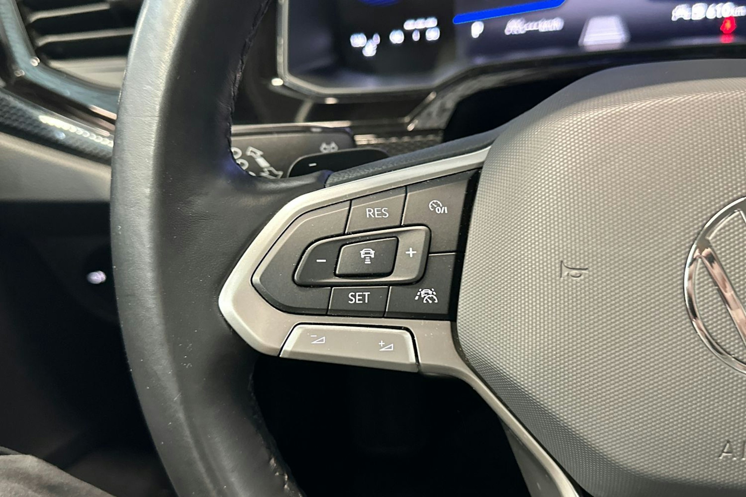 harmaa Volkswagen Taigo 2023 kuva 18.