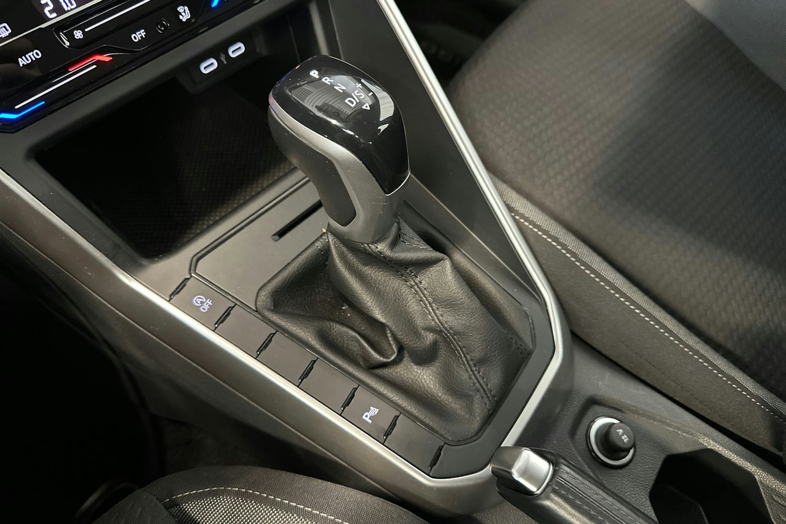 harmaa Volkswagen Taigo 2023 kuva 21.
