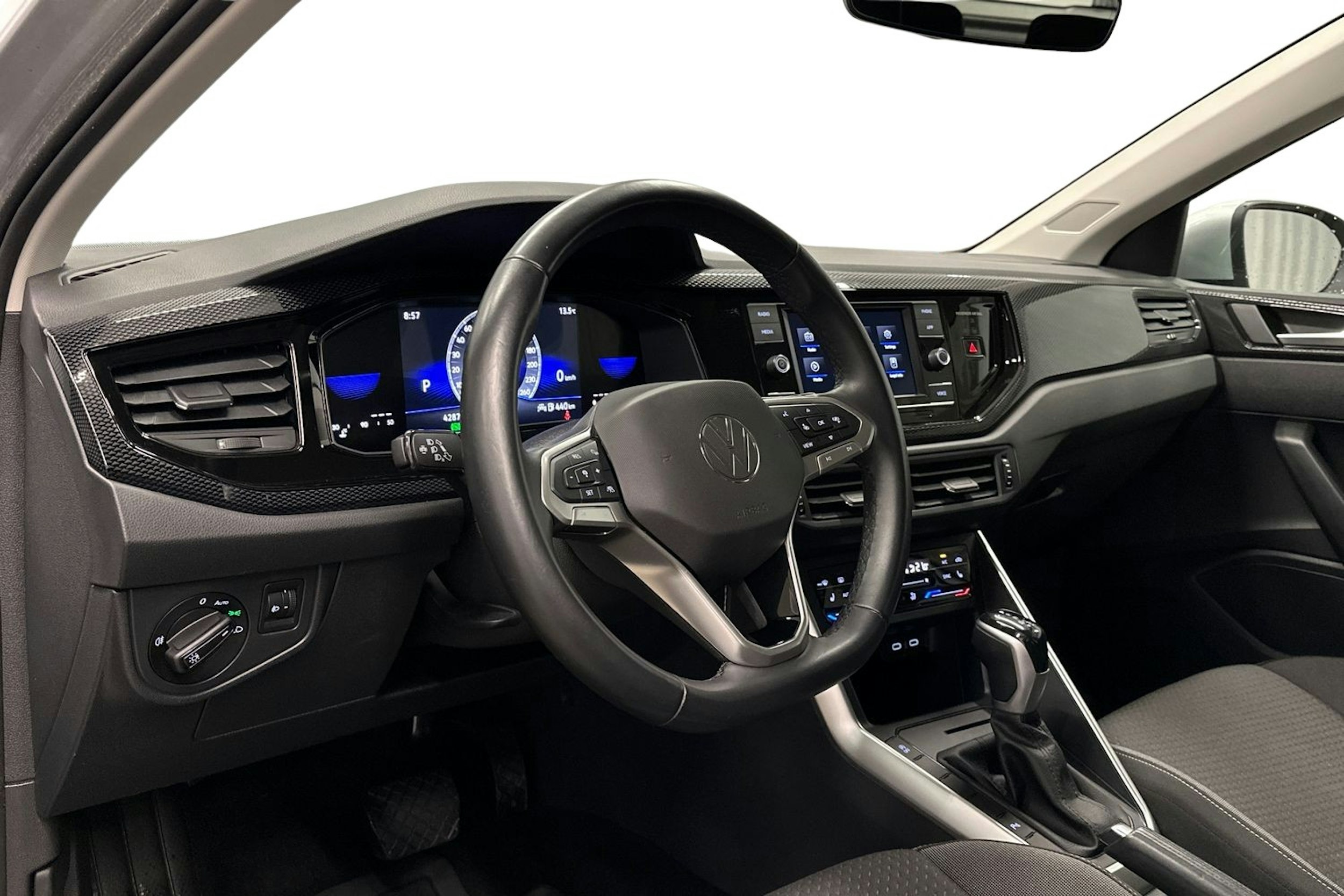 harmaa Volkswagen Taigo 2023 kuva 7.