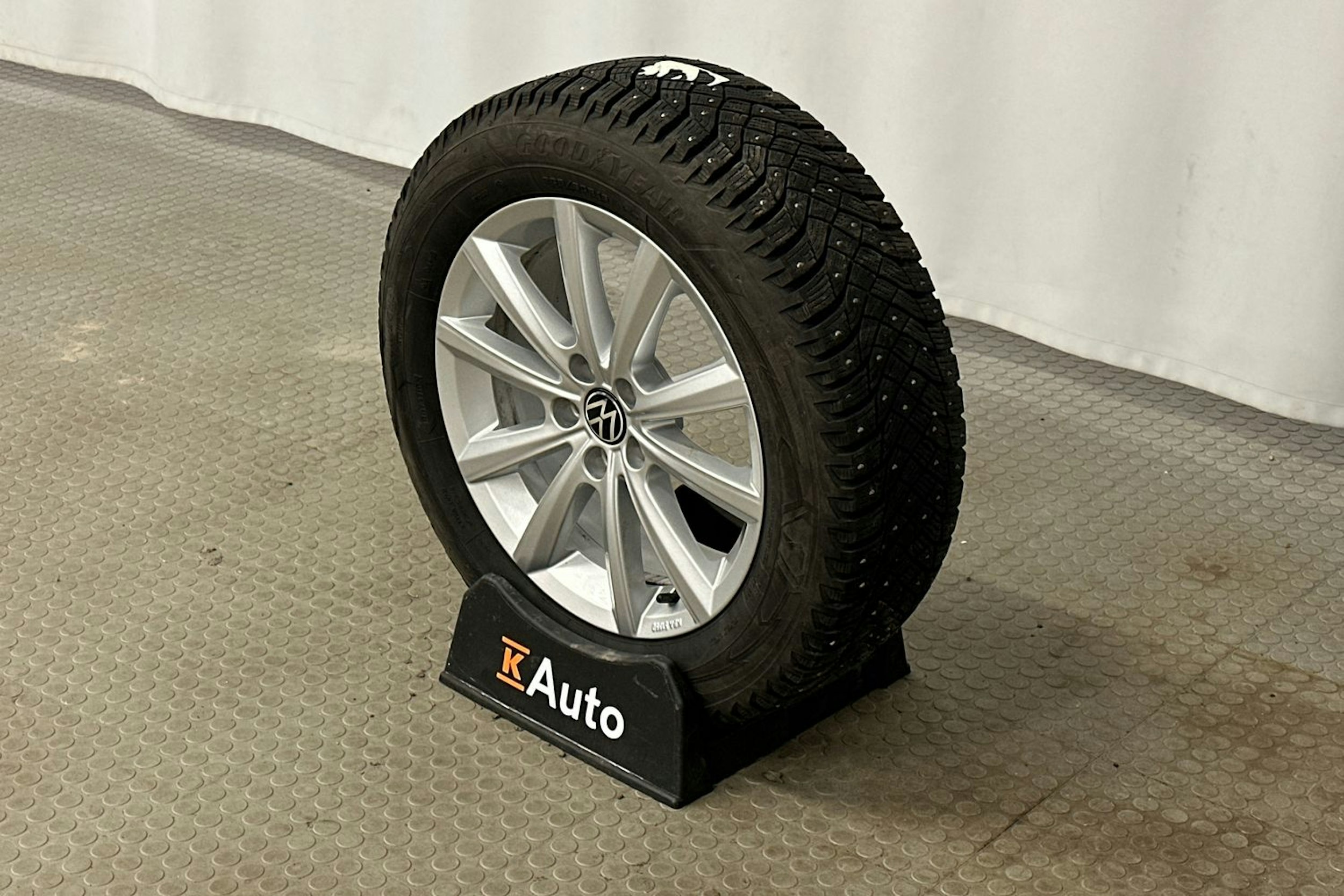 harmaa Volkswagen Taigo 2023 kuva 13.