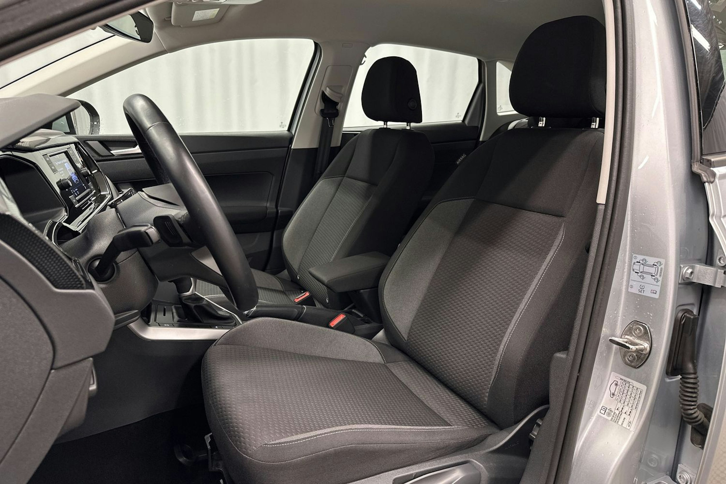 harmaa Volkswagen Taigo 2023 kuva 15.