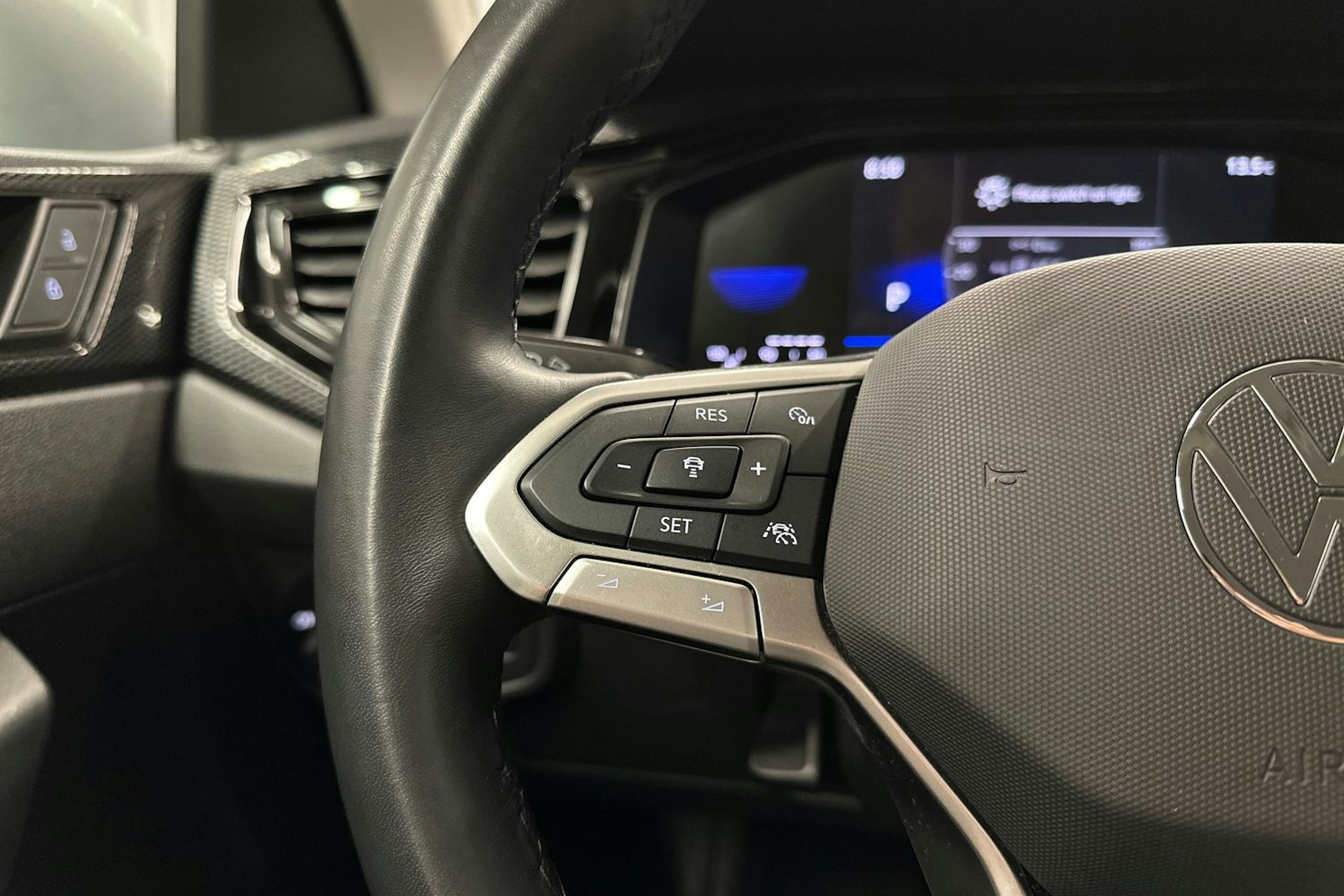 harmaa Volkswagen Taigo 2023 kuva 16.