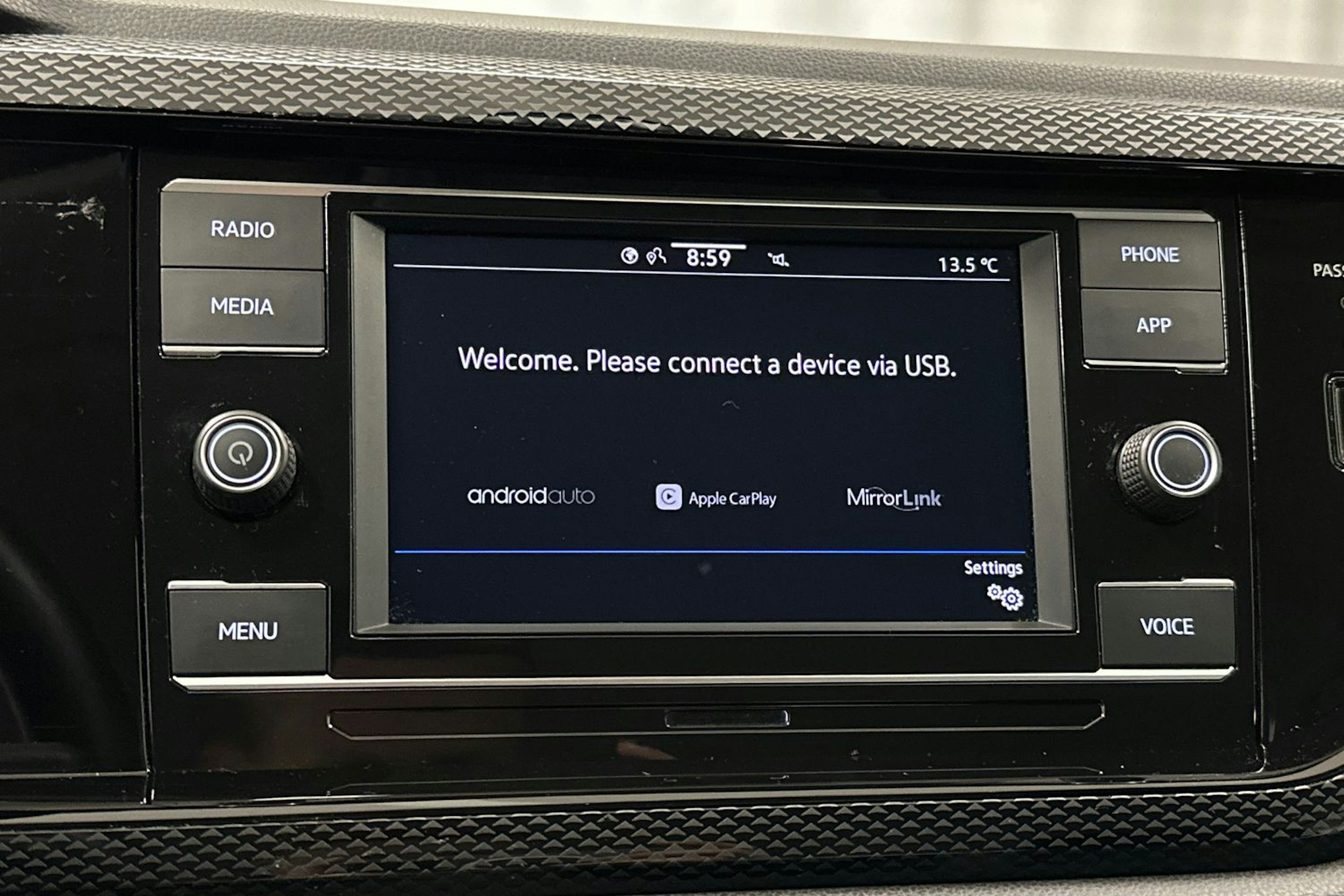 harmaa Volkswagen Taigo 2023 kuva 22.
