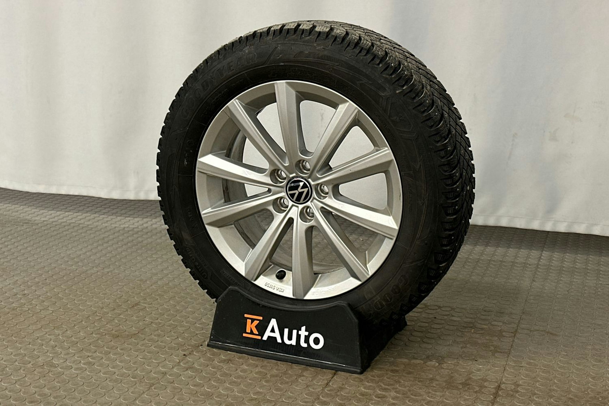 harmaa Volkswagen Taigo 2023 kuva 13.