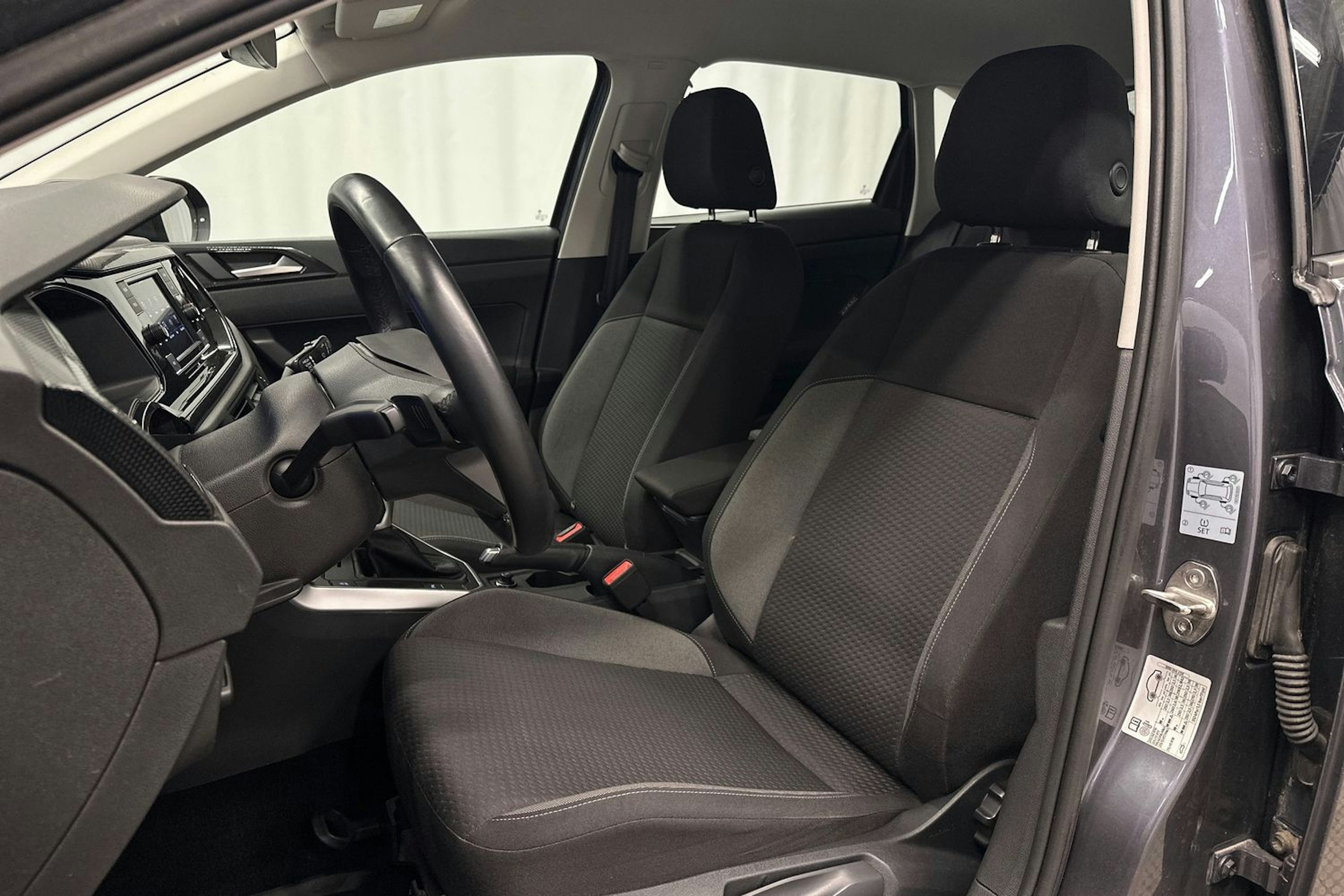 harmaa Volkswagen Taigo 2023 kuva 15.