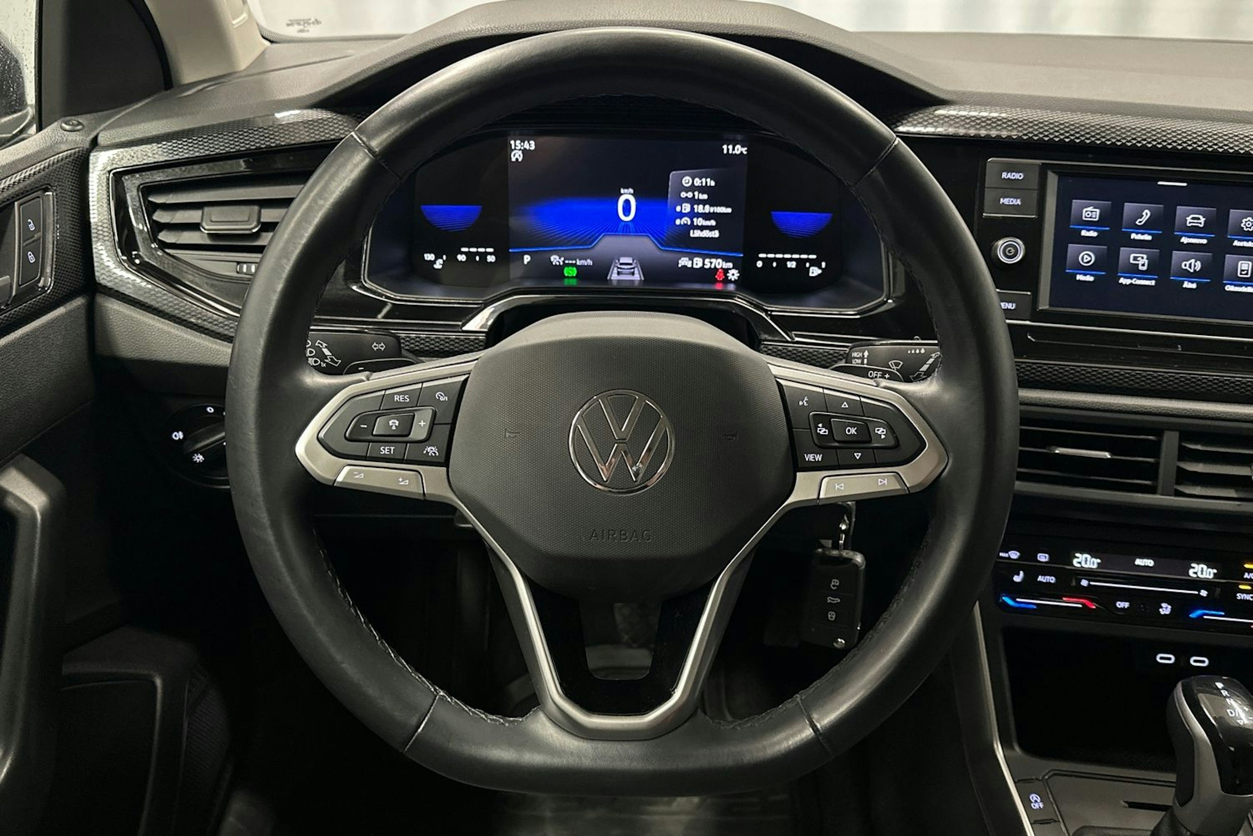 harmaa Volkswagen Taigo 2023 kuva 16.