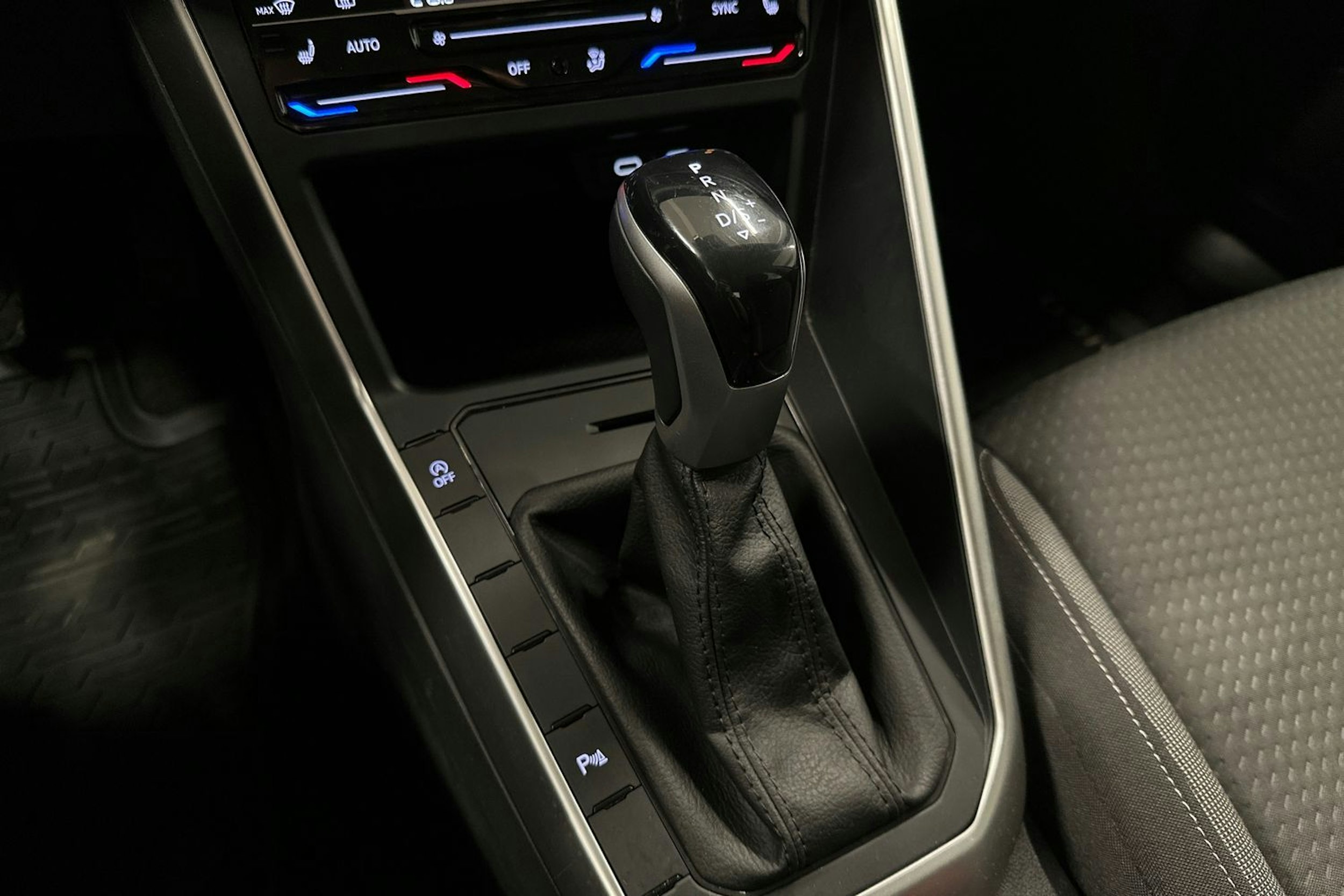 harmaa Volkswagen Taigo 2023 kuva 20.