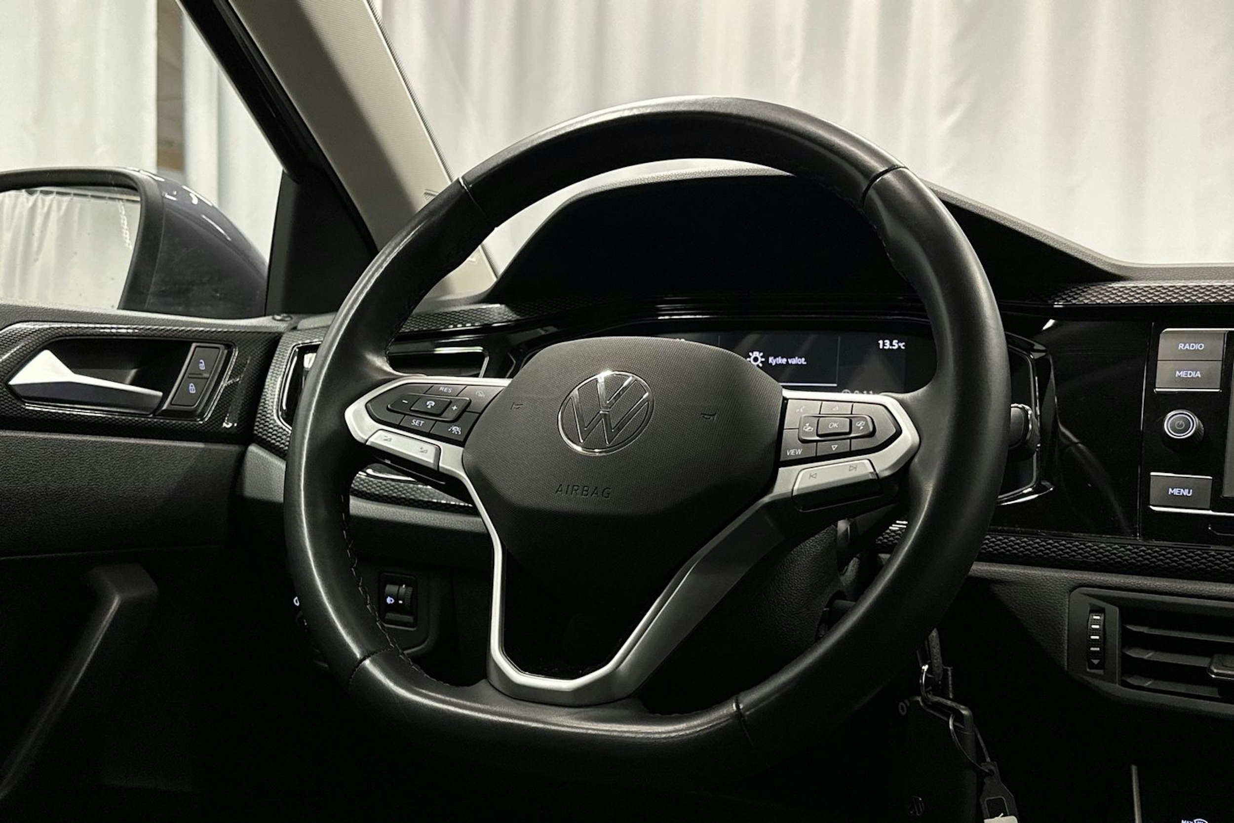 harmaa Volkswagen Taigo 2023 kuva 12.