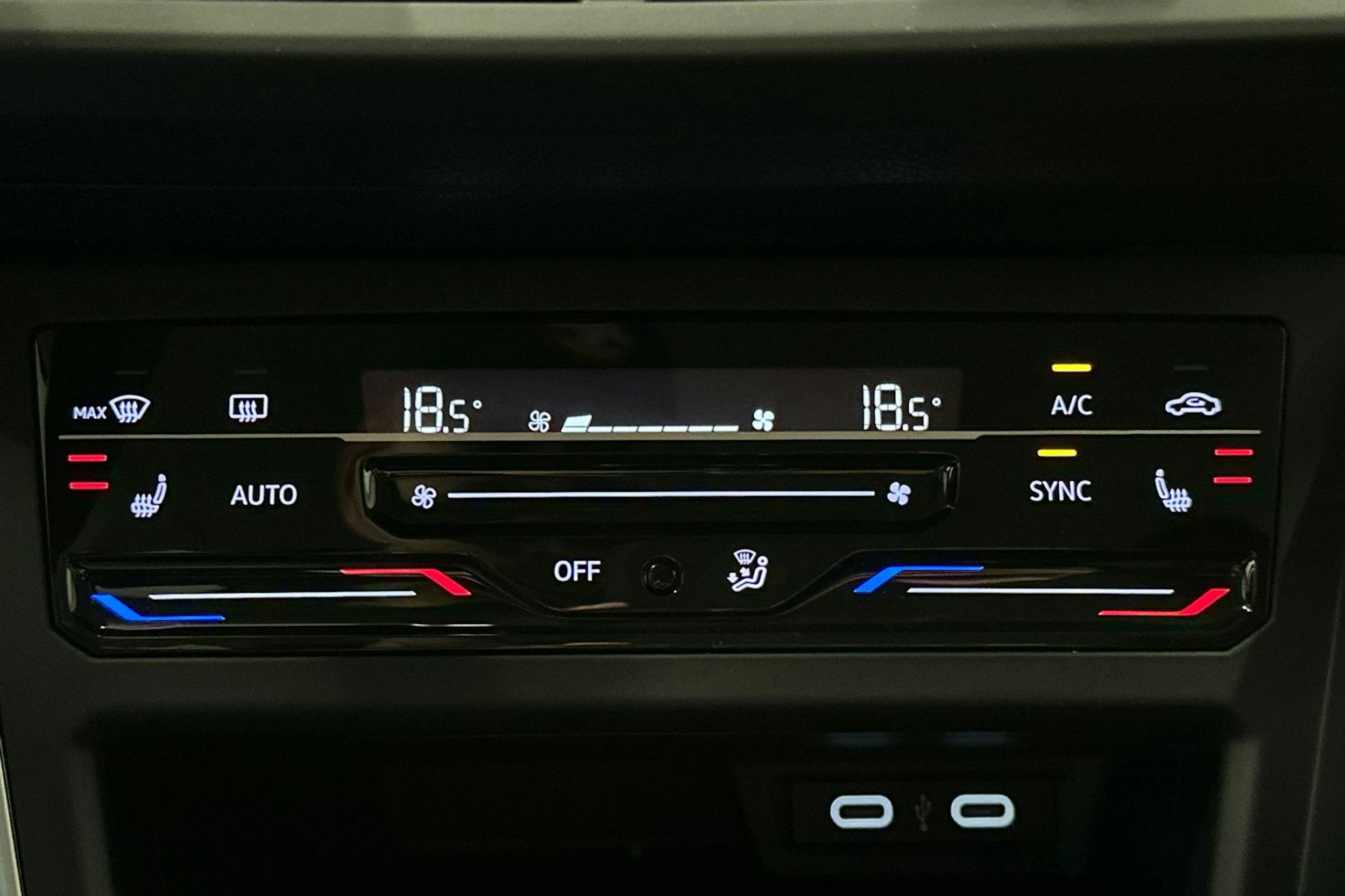 harmaa Volkswagen Taigo 2023 kuva 24.