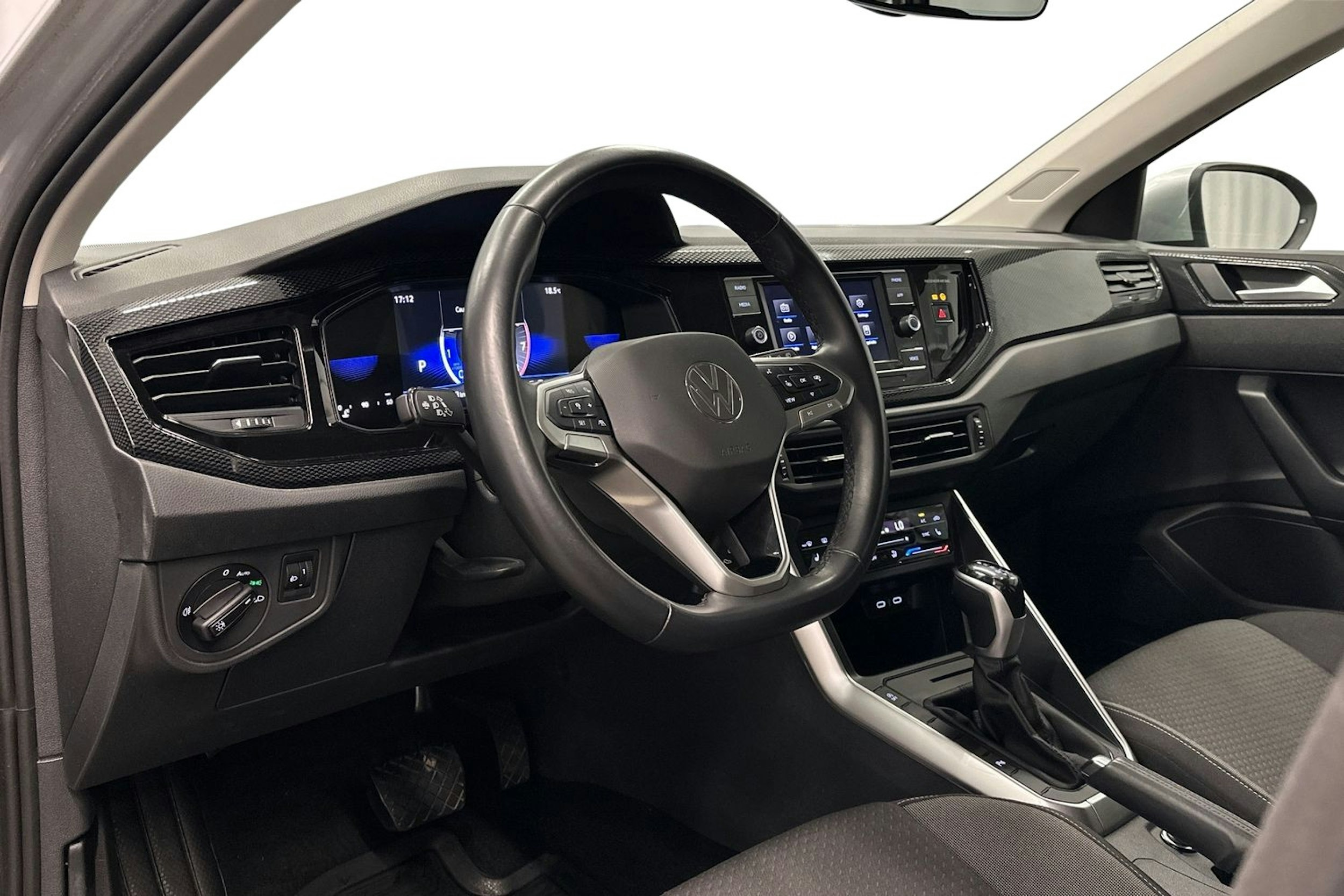 harmaa Volkswagen Taigo 2023 kuva 7.