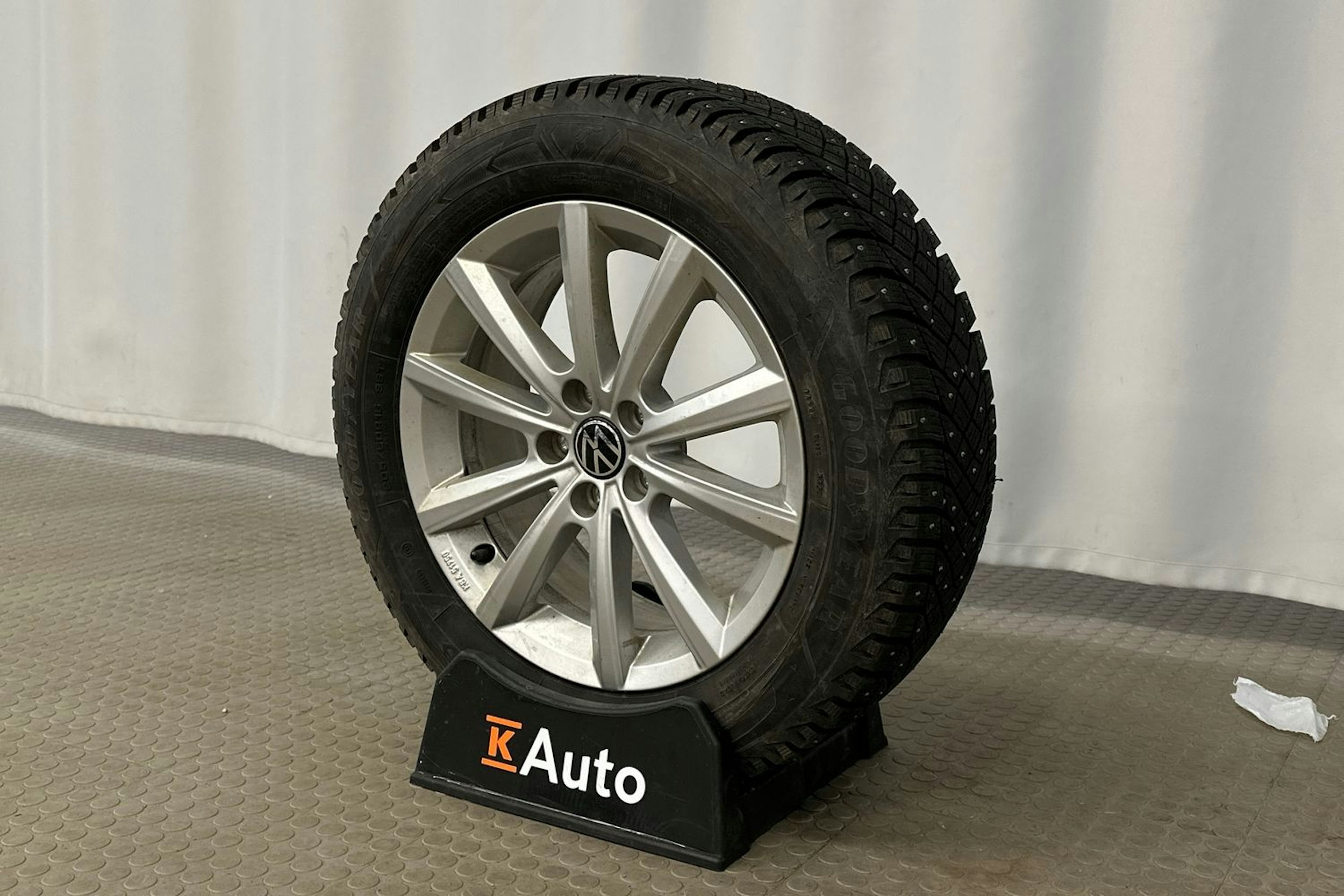 harmaa Volkswagen Taigo 2023 kuva 13.