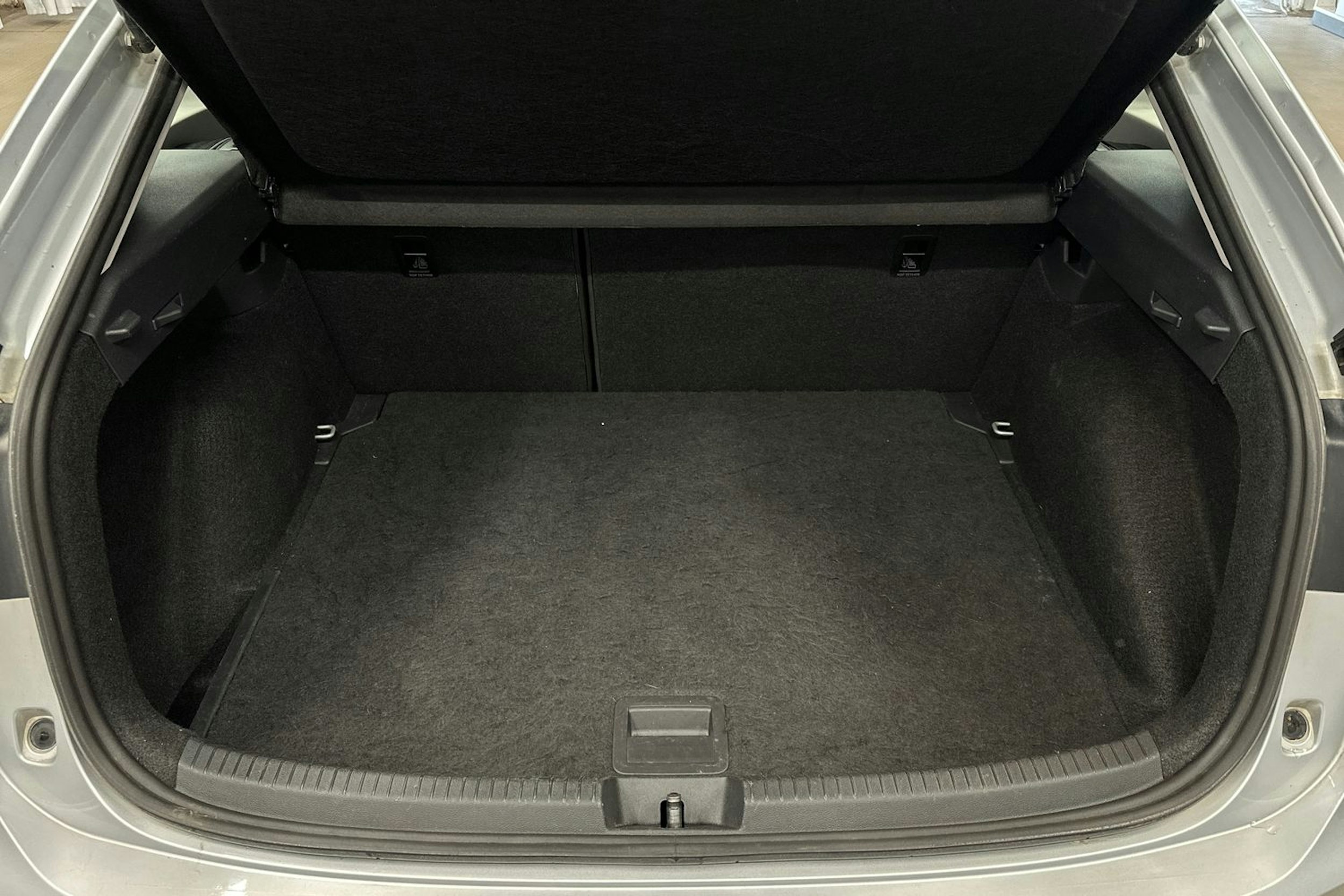 harmaa Volkswagen Taigo 2023 kuva 14.