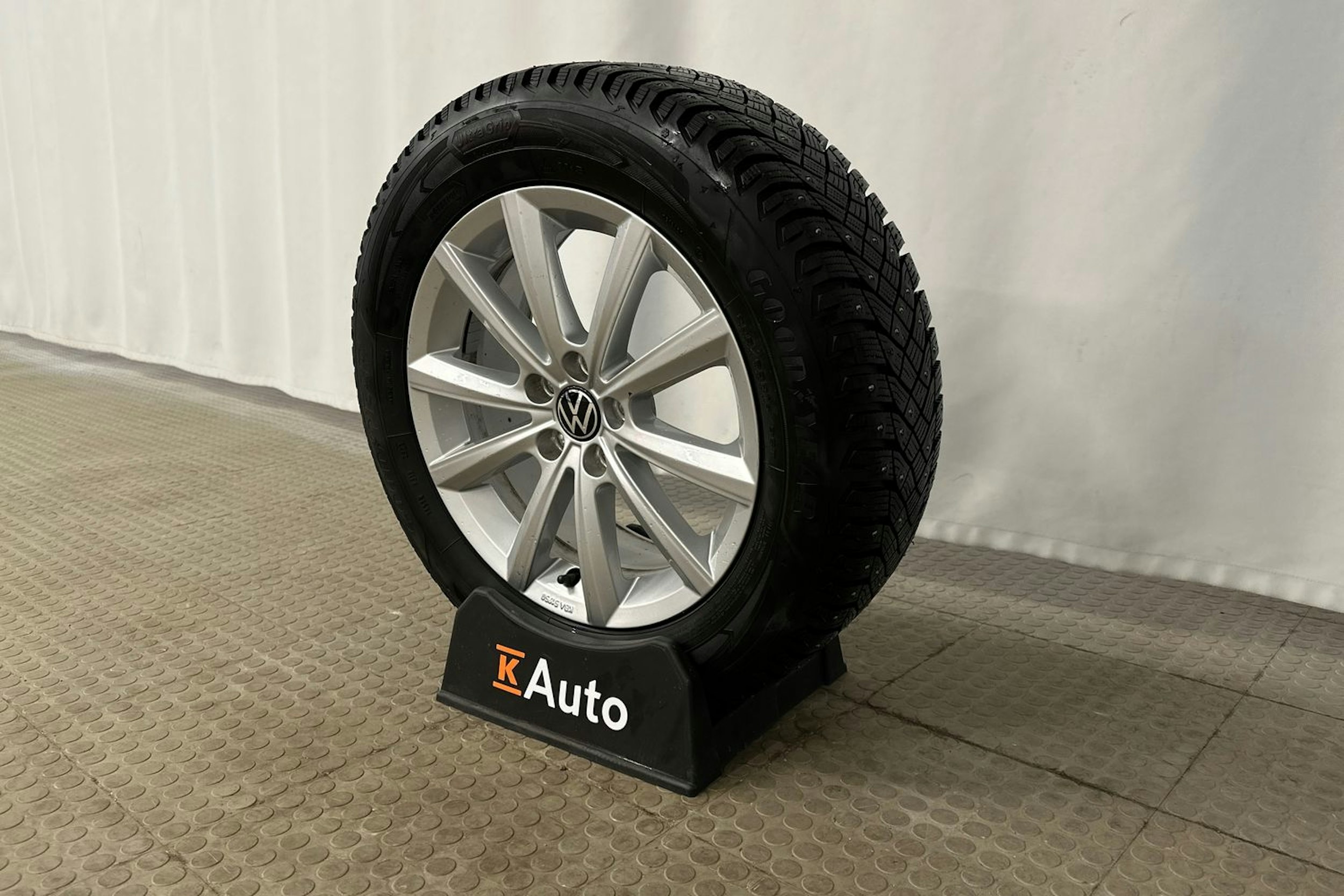 harmaa Volkswagen Taigo 2023 kuva 13.