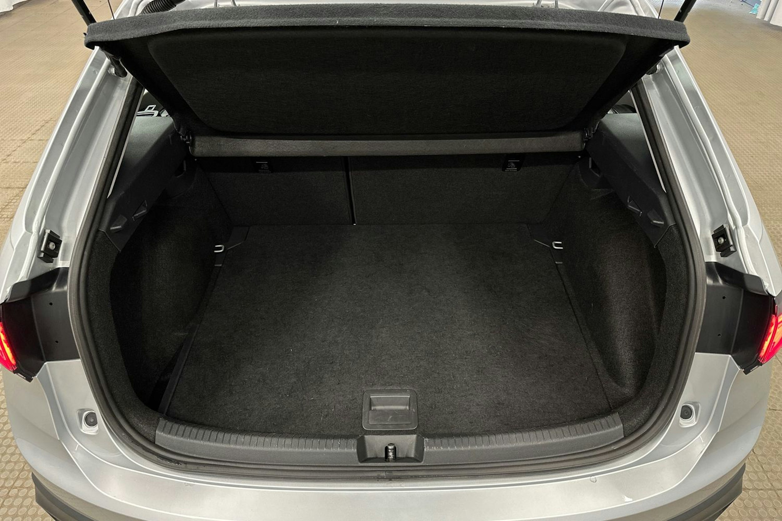 harmaa Volkswagen Taigo 2023 kuva 14.