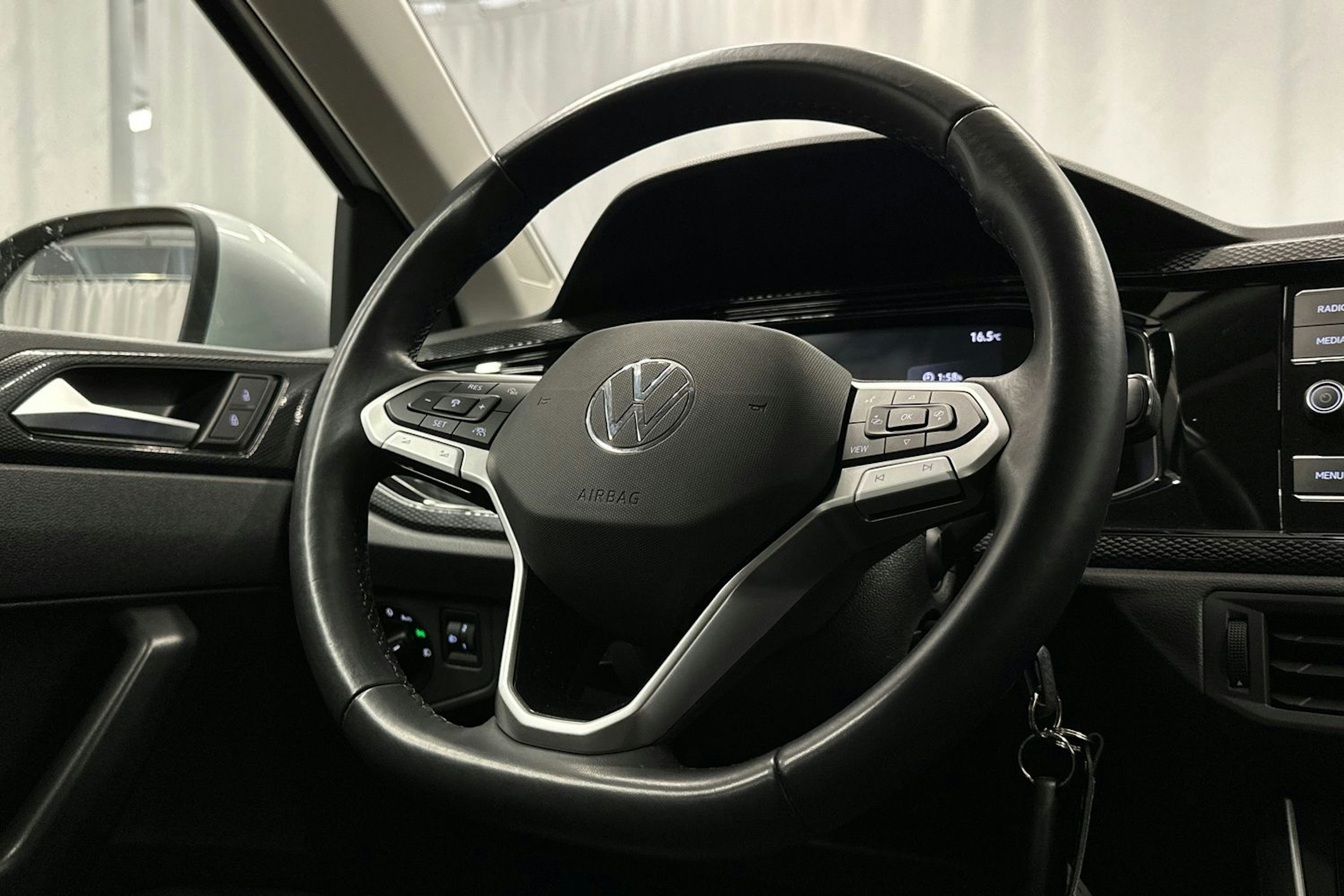 harmaa Volkswagen Taigo 2023 kuva 15.