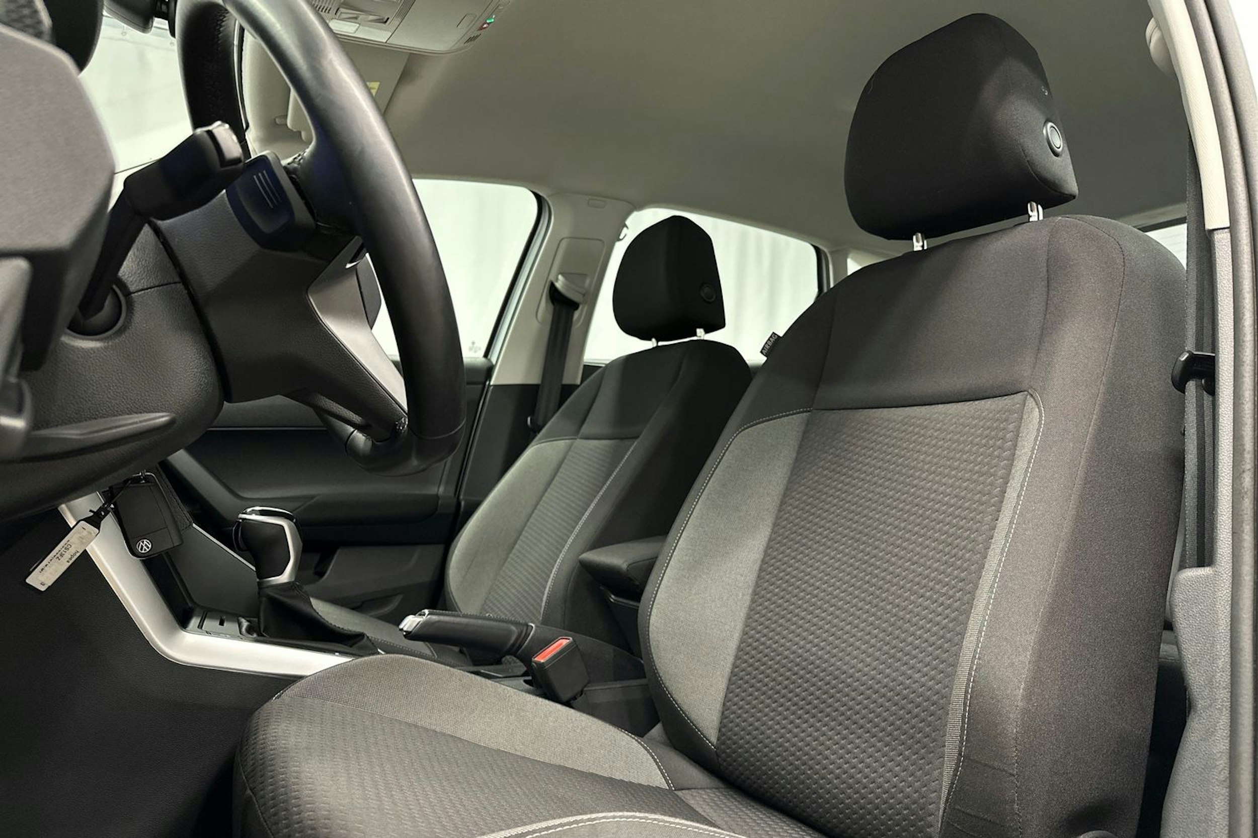 harmaa Volkswagen Taigo 2023 kuva 16.