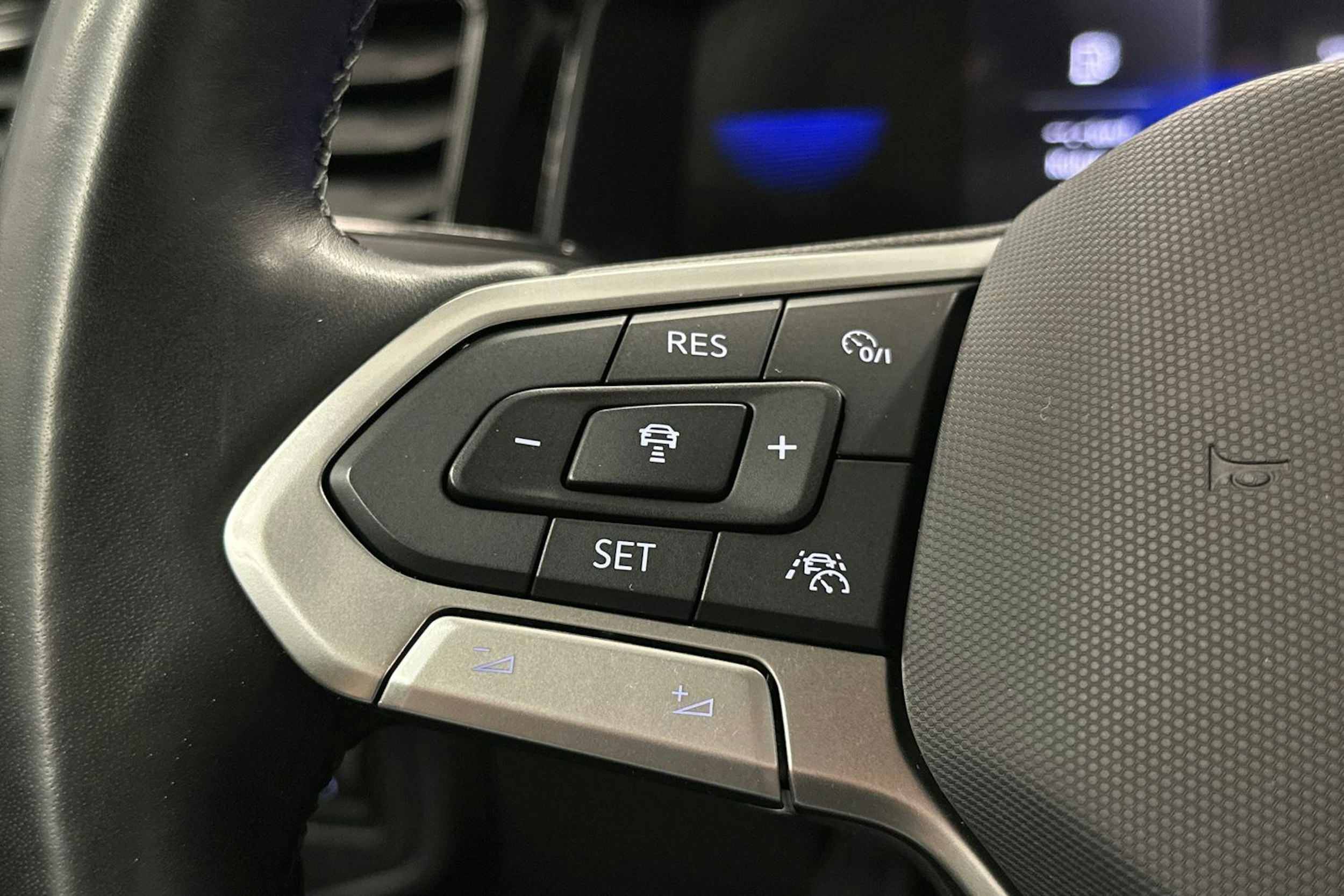 harmaa Volkswagen Taigo 2023 kuva 18.