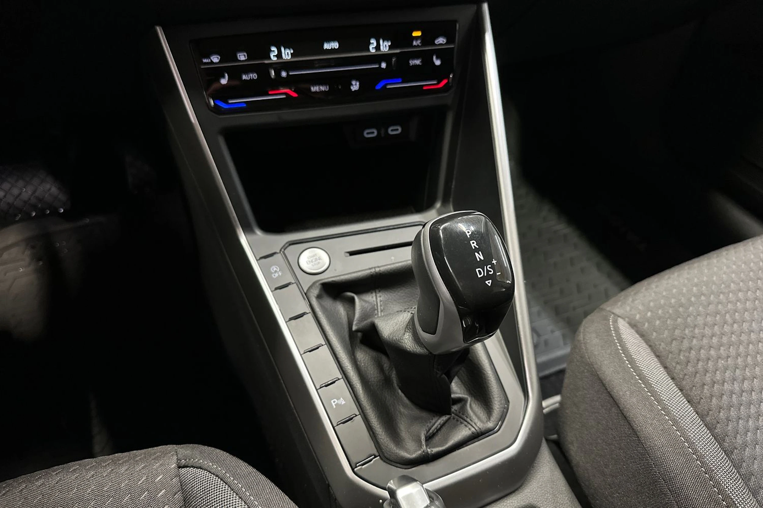 harmaa Volkswagen Taigo 2024 kuva 18.
