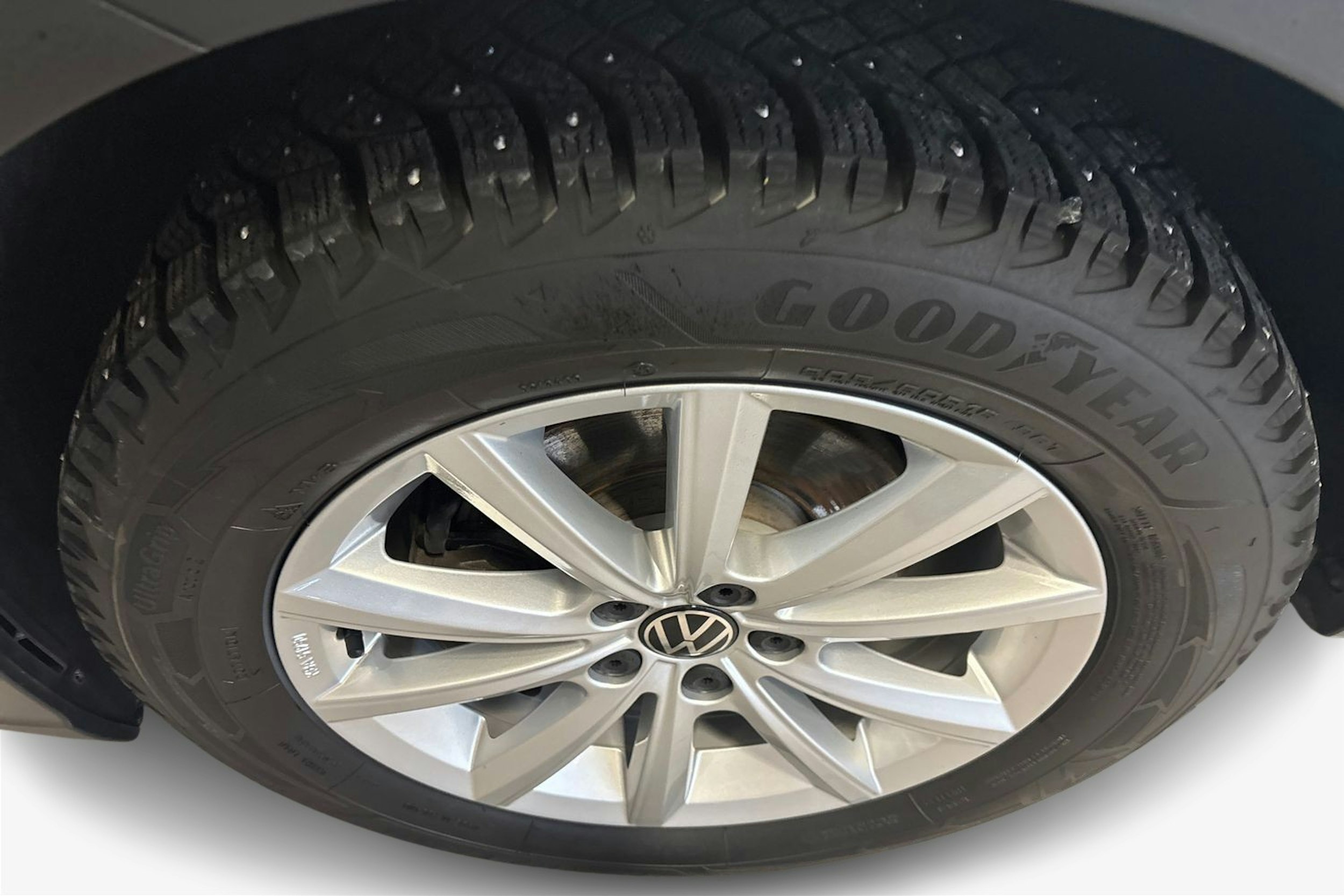 Harmaa Volkswagen Taigo 2024 kuva 11.