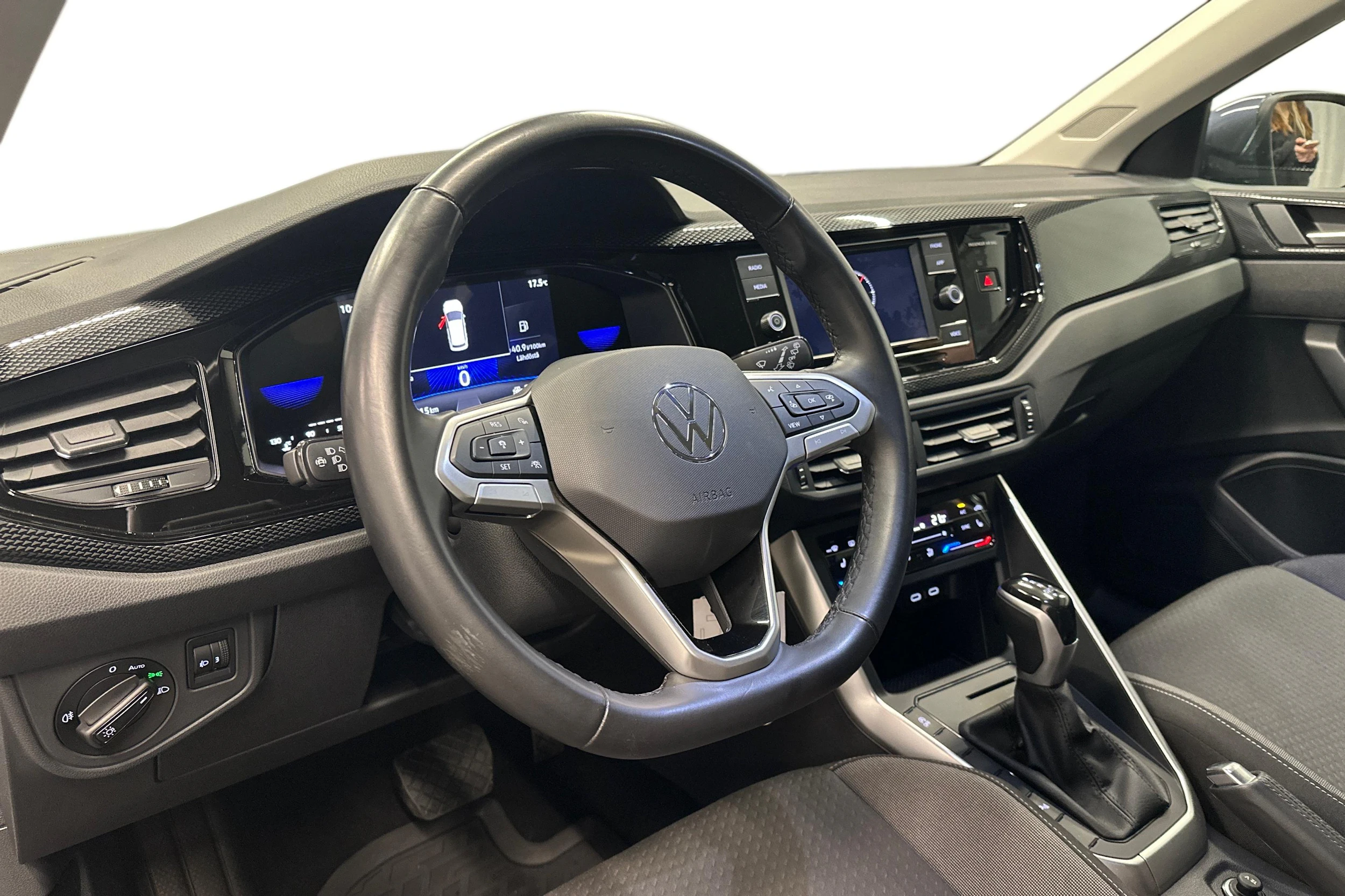 harmaa Volkswagen Taigo 2024 kuva 6.