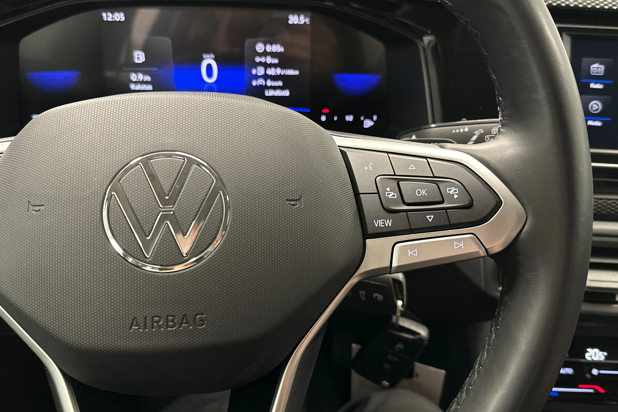 harmaa Volkswagen Taigo 2024 kuva 12.