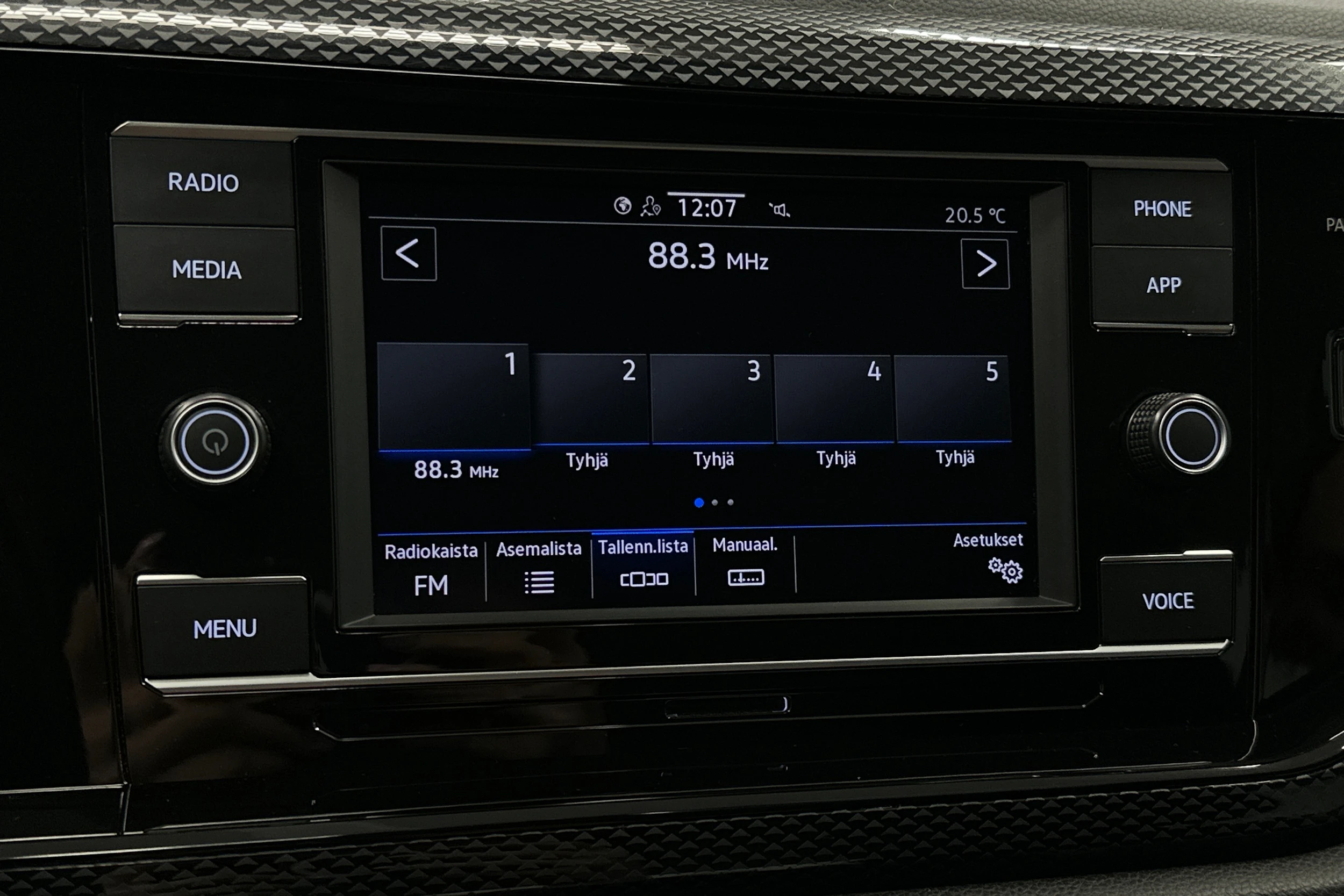 harmaa Volkswagen Taigo 2024 kuva 17.