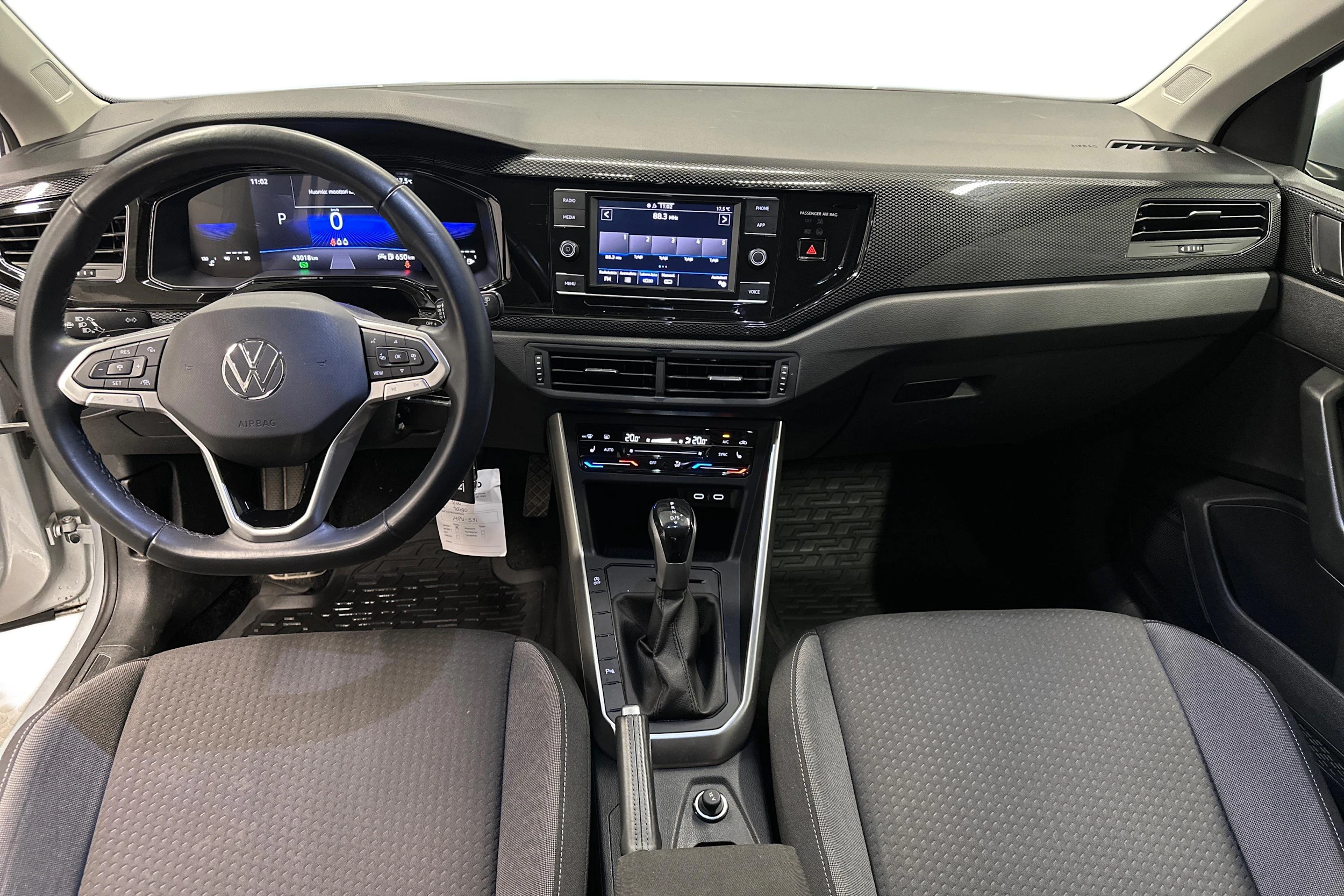 harmaa Volkswagen Taigo 2024 kuva 7.