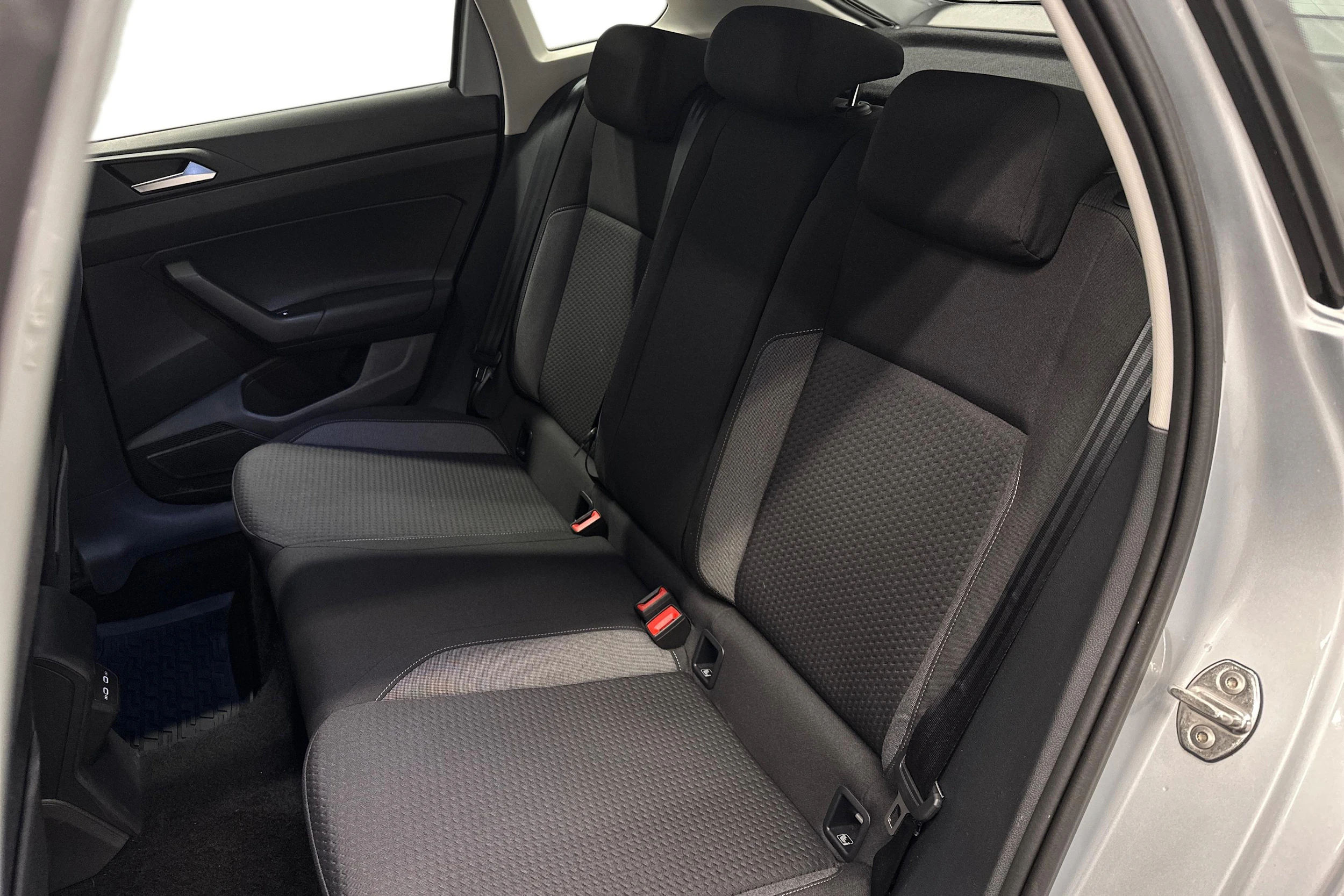 harmaa Volkswagen Taigo 2024 kuva 8.