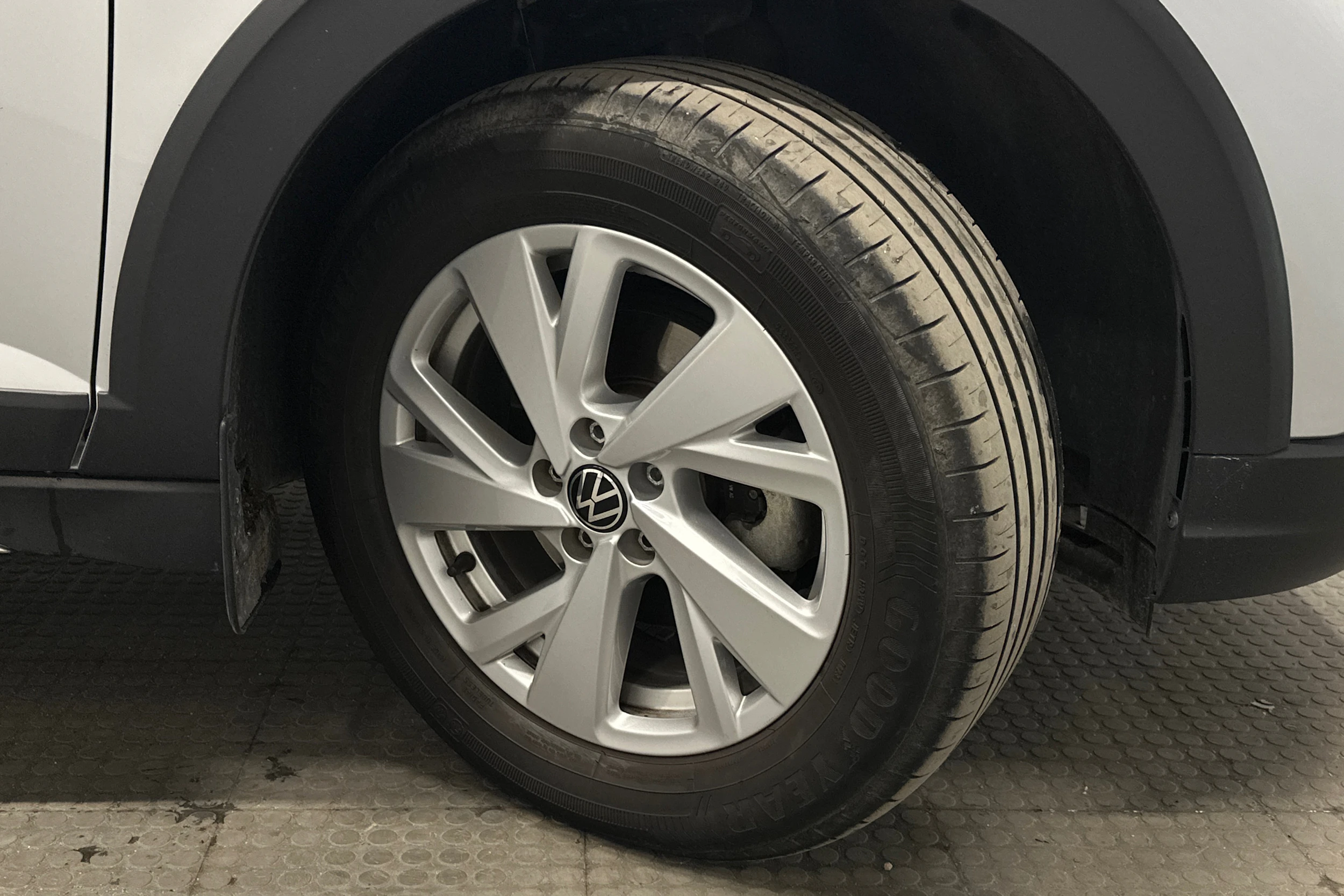 harmaa Volkswagen Taigo 2024 kuva 10.
