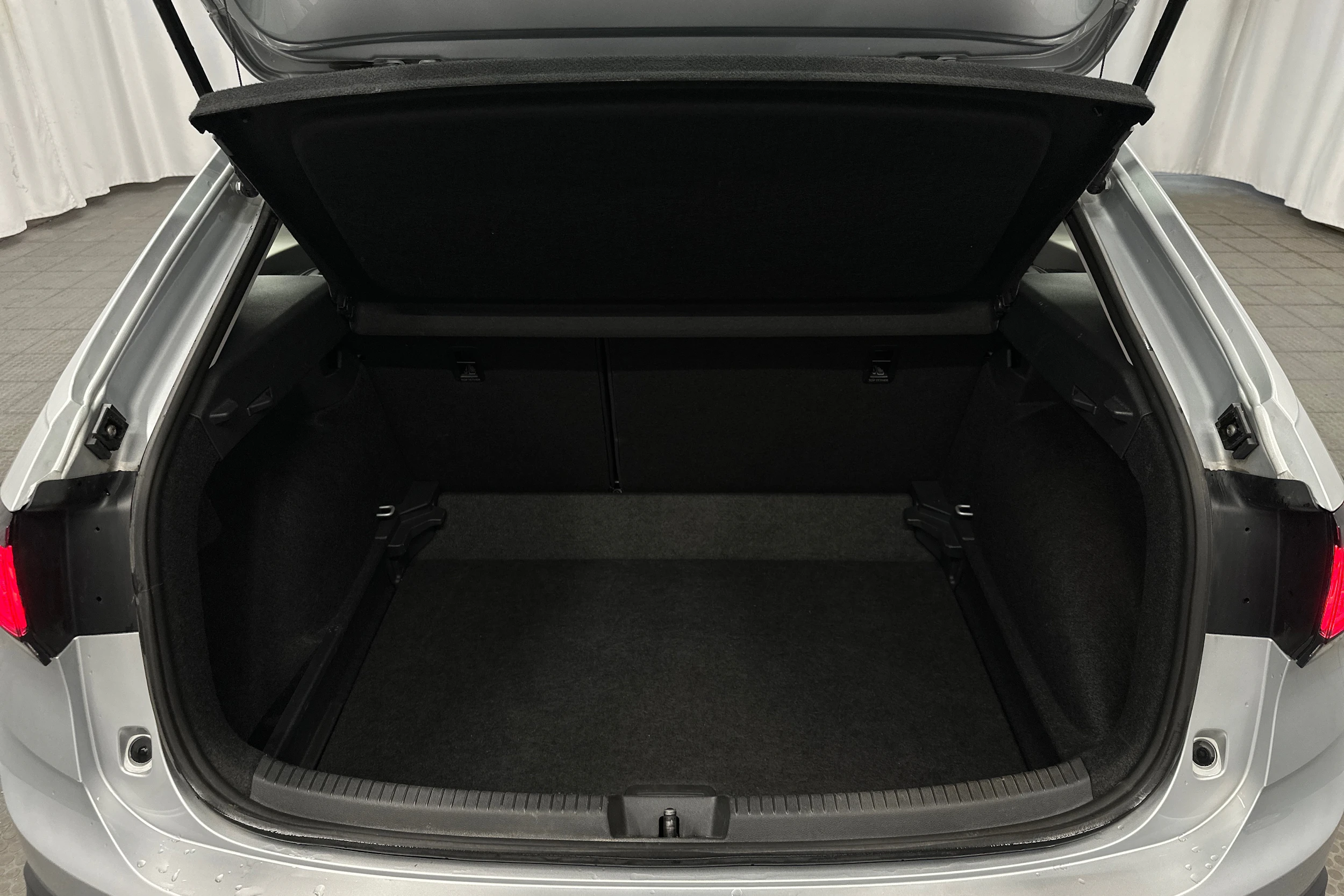 harmaa Volkswagen Taigo 2024 kuva 25.