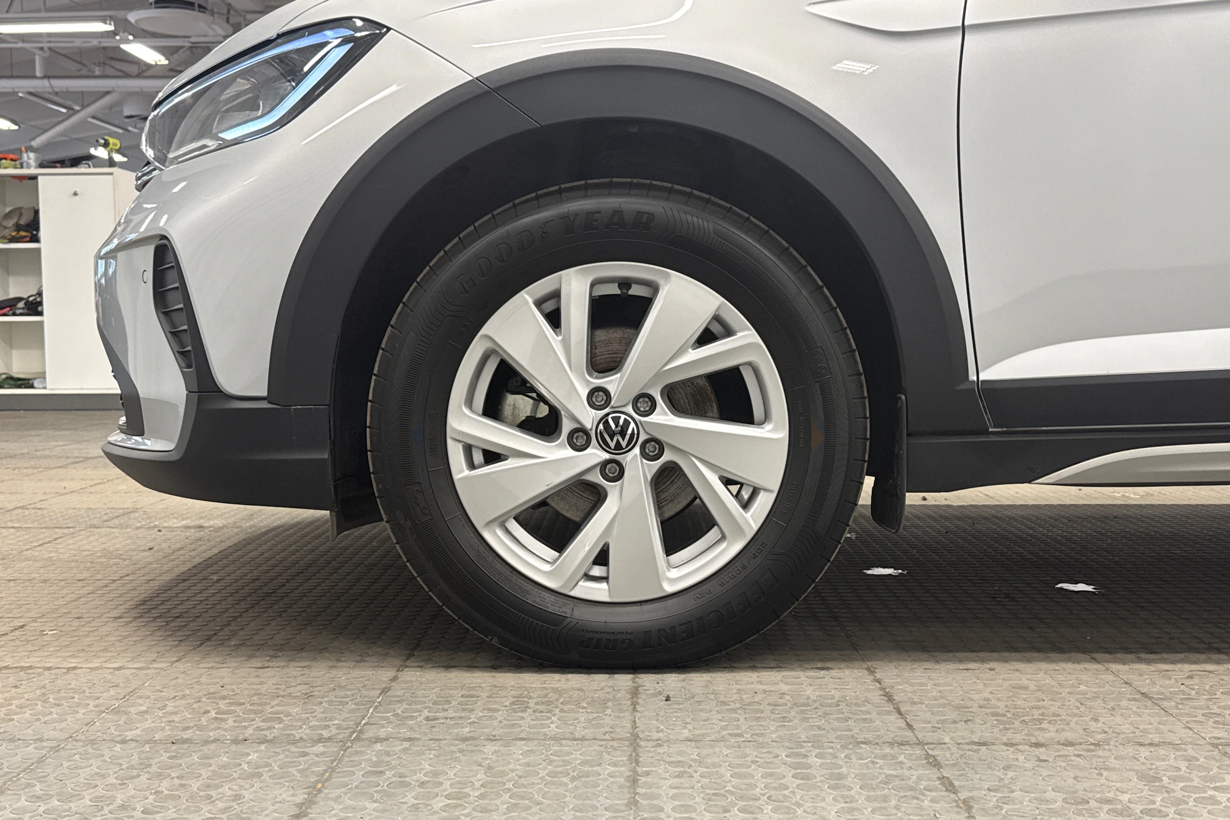 harmaa Volkswagen Taigo 2024 kuva 10.