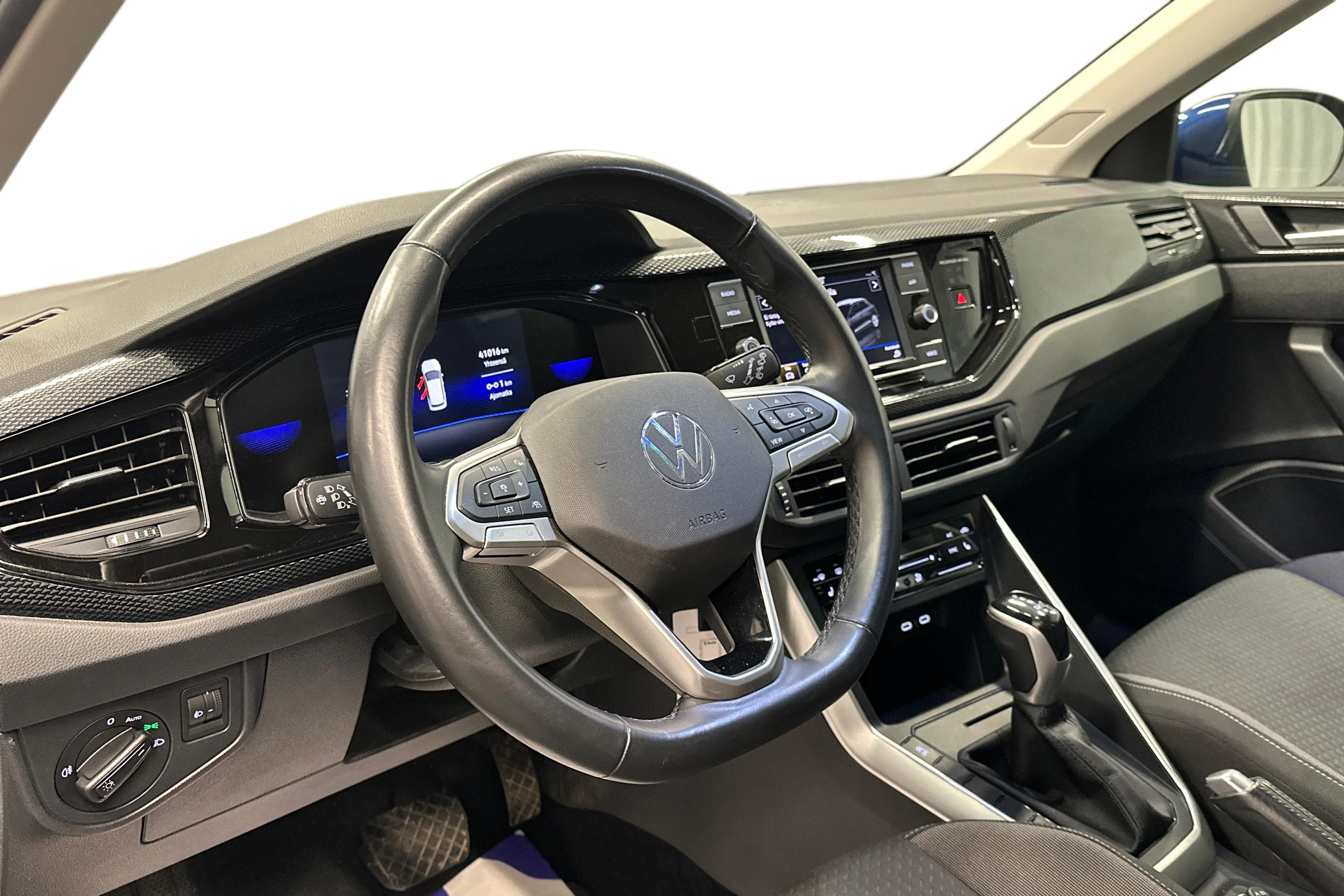 sininen Volkswagen Taigo 2024 kuva 6.