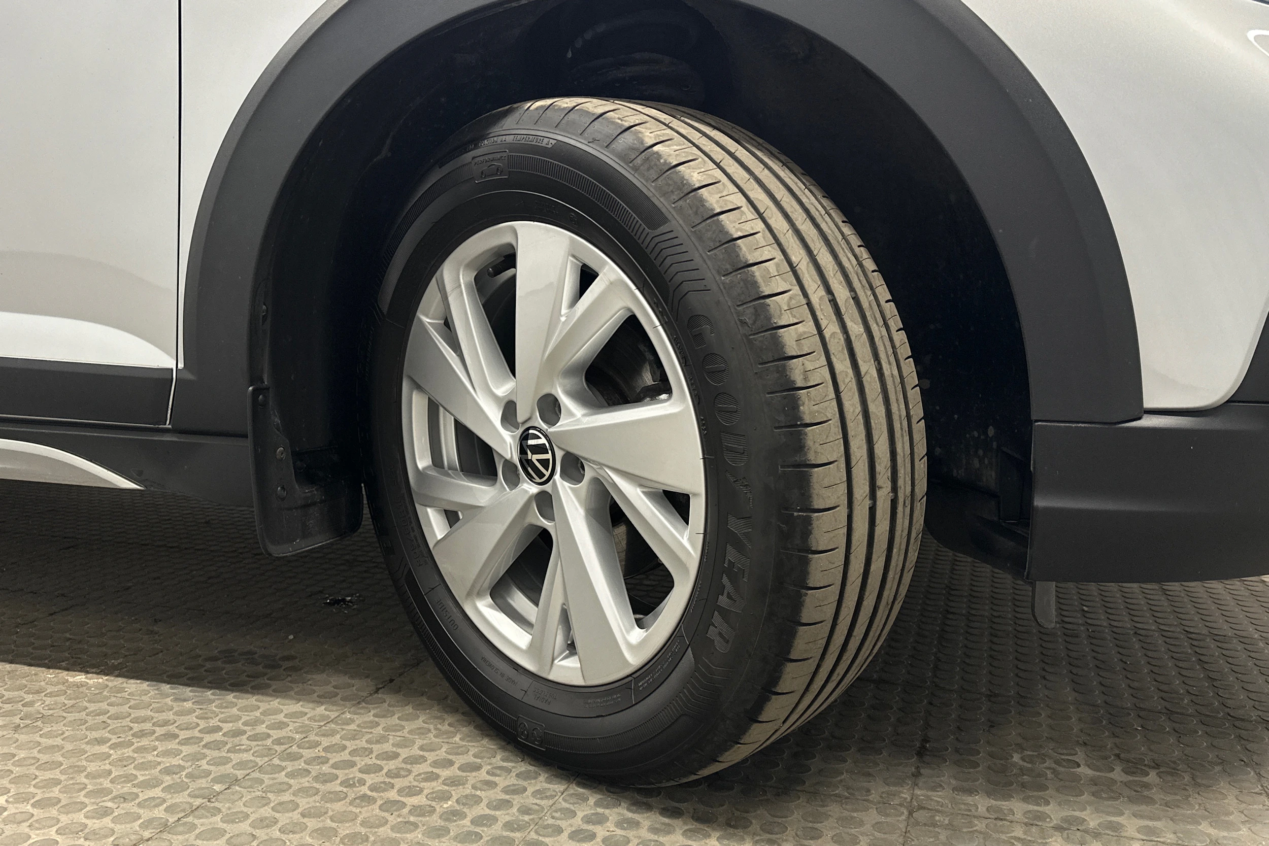 harmaa Volkswagen Taigo 2024 kuva 10.