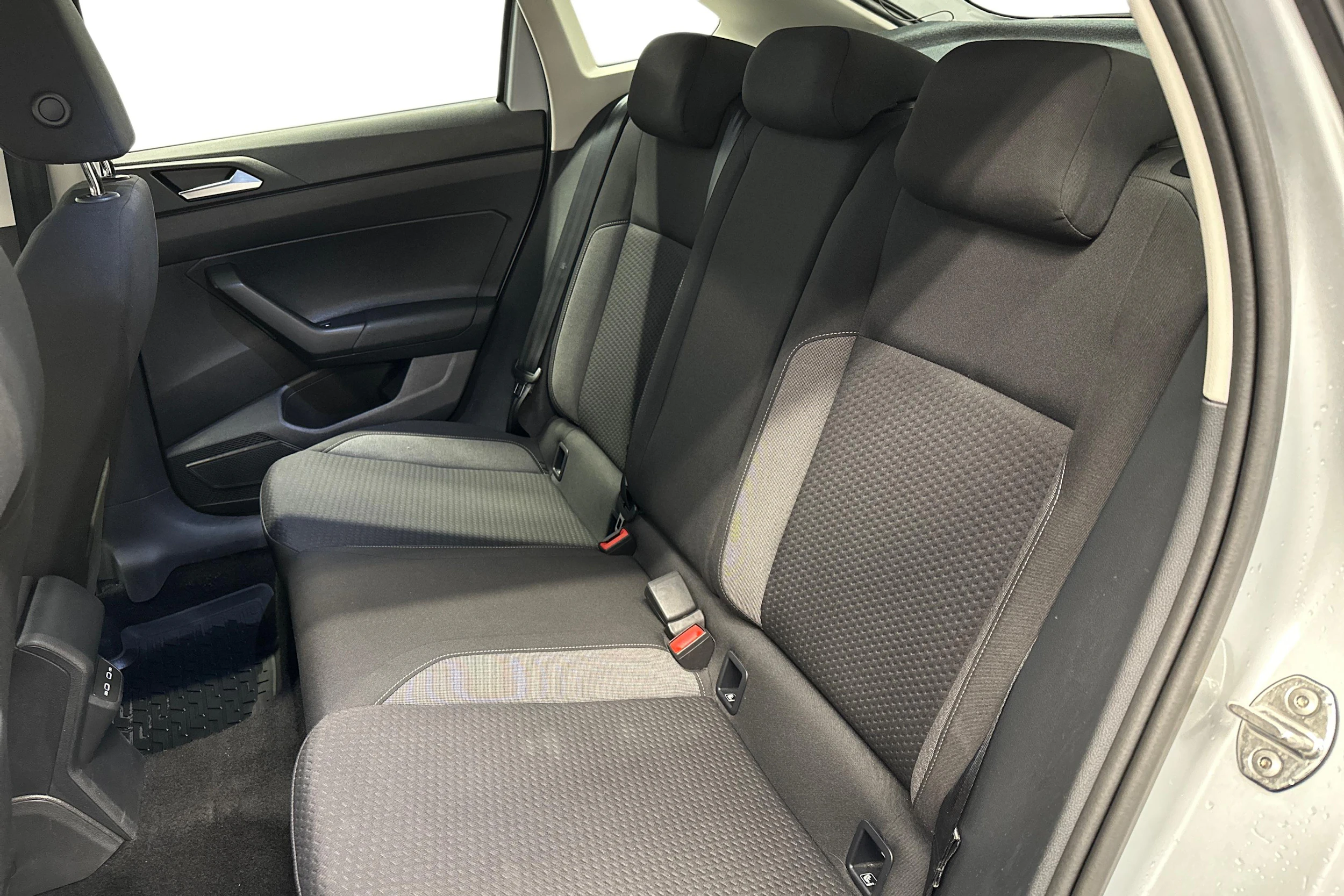 harmaa Volkswagen Taigo 2024 kuva 8.