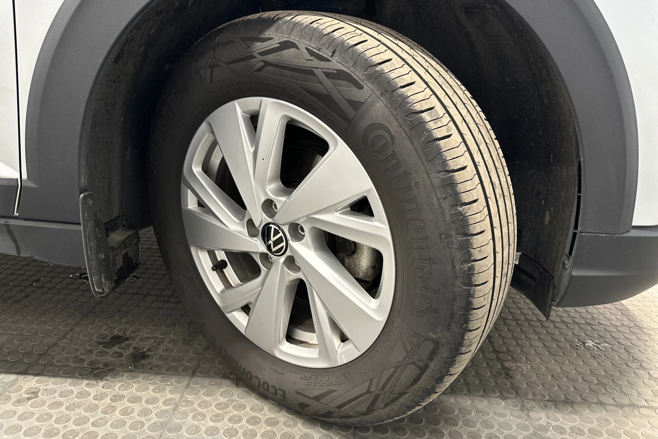 harmaa Volkswagen Taigo 2024 kuva 10.