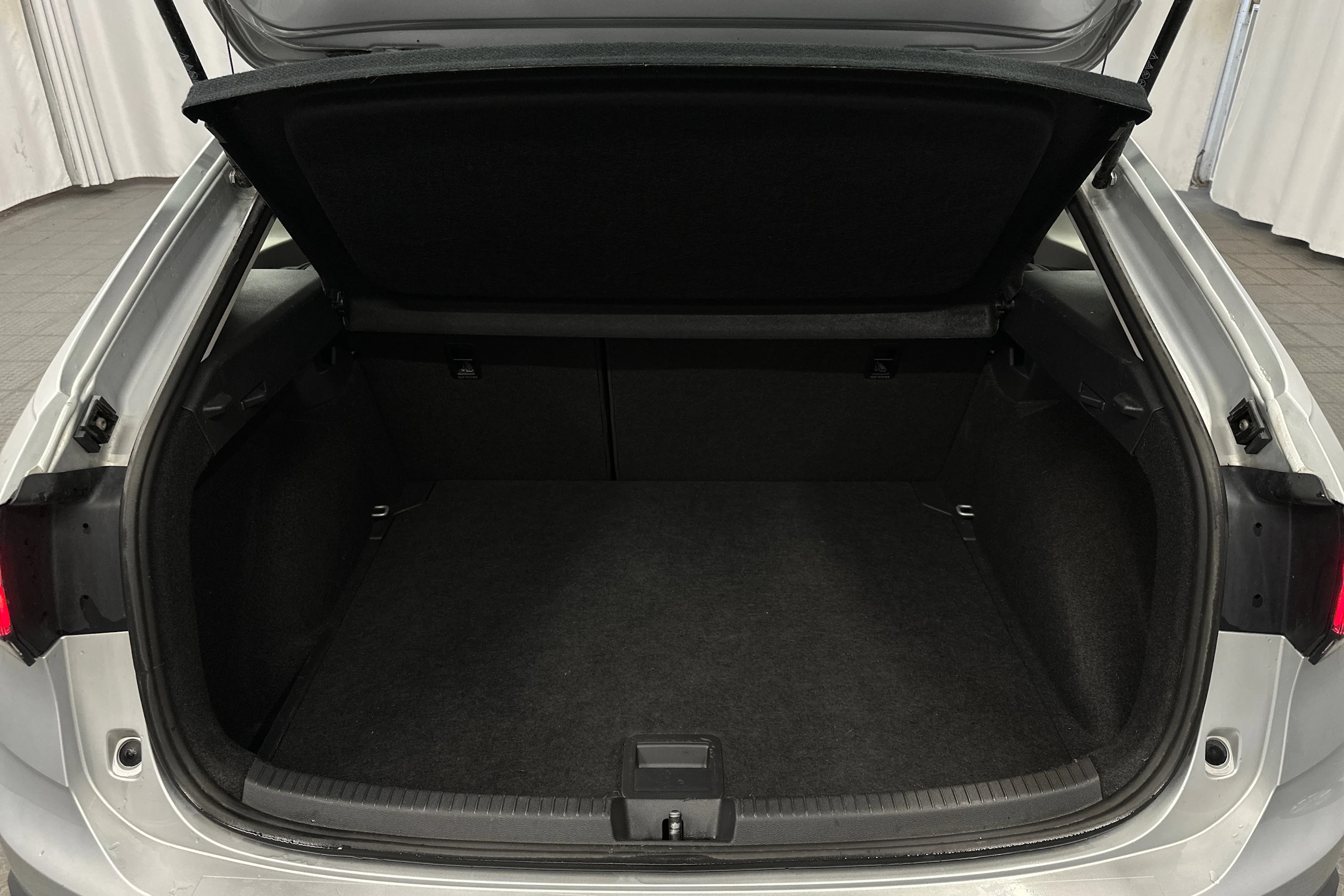 harmaa Volkswagen Taigo 2024 kuva 23.