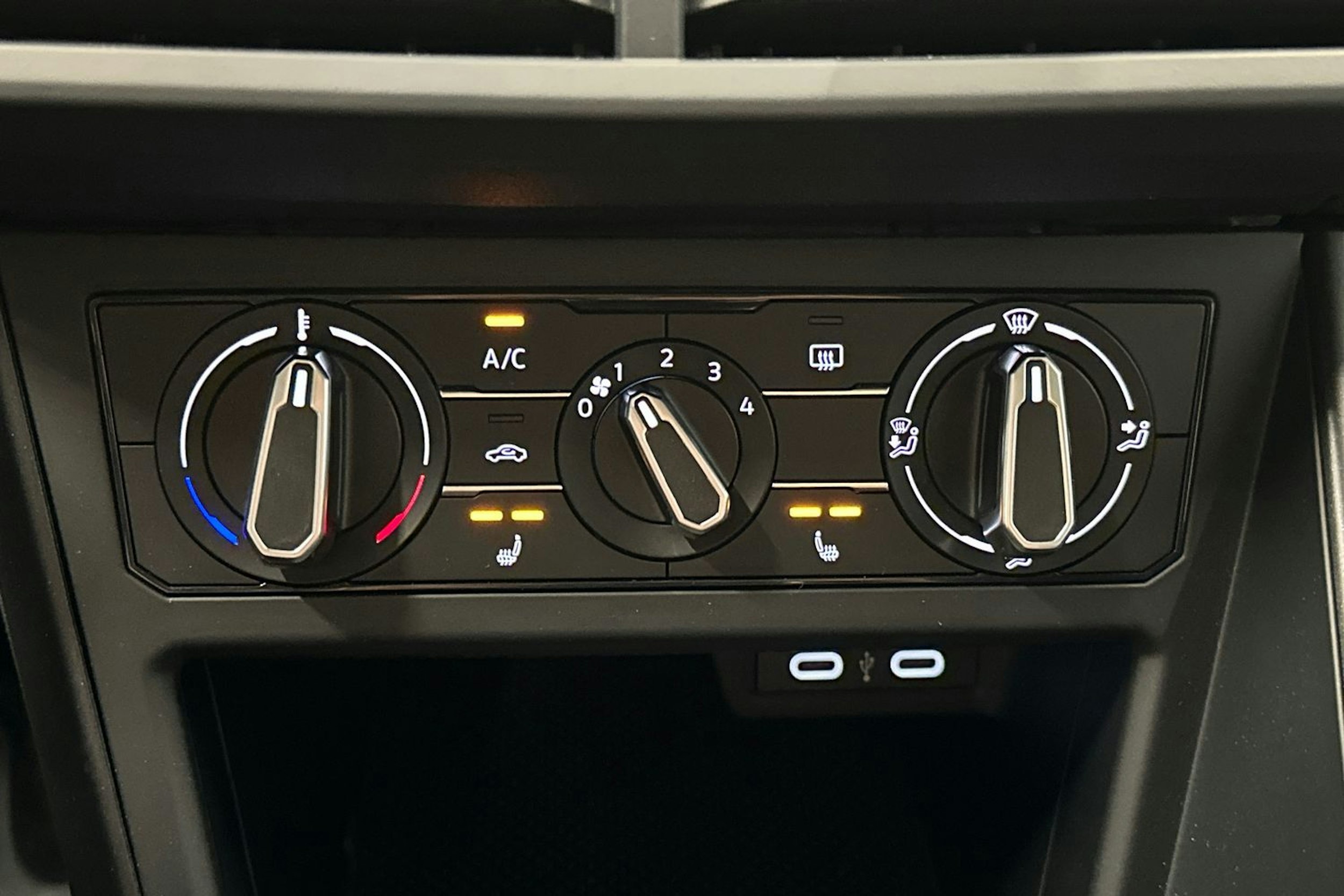 valkoinen Volkswagen Taigo 2024 kuva 18.
