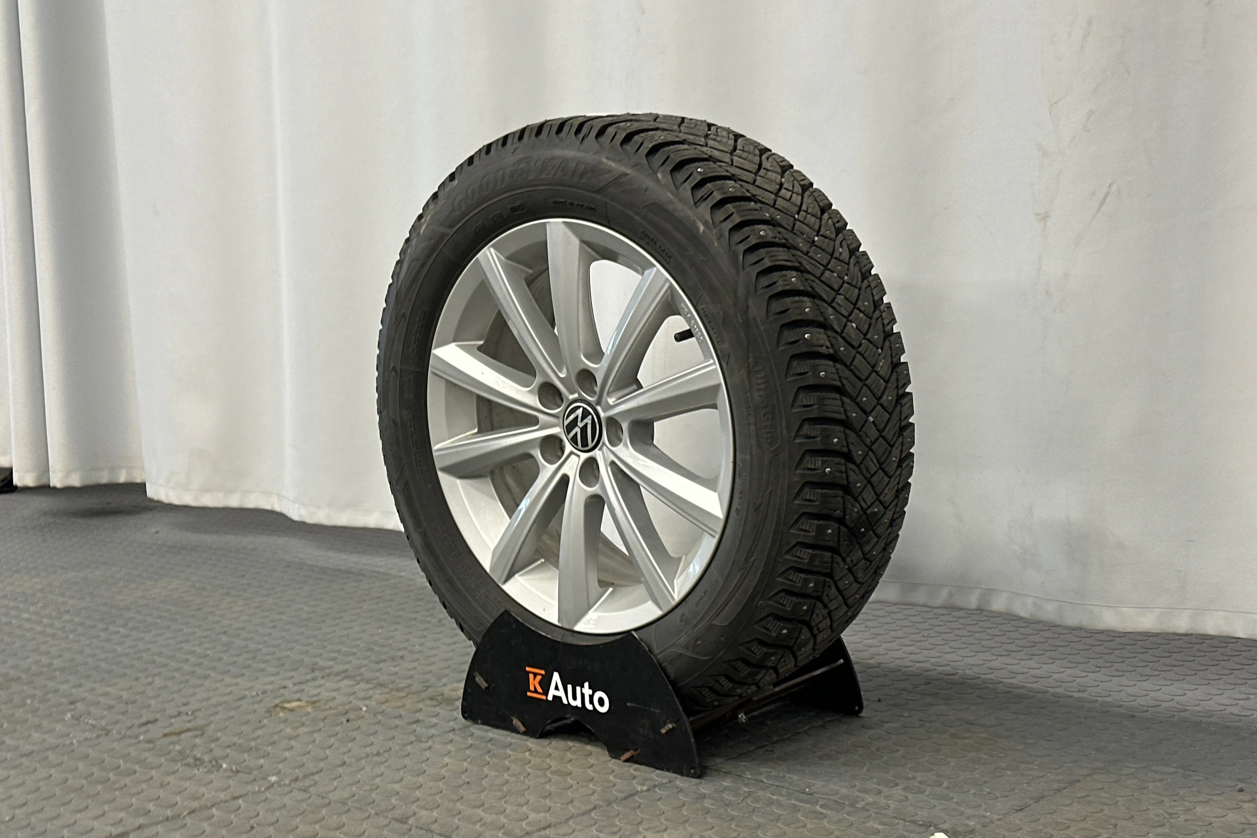 harmaa Volkswagen Taigo 2024 kuva 13.