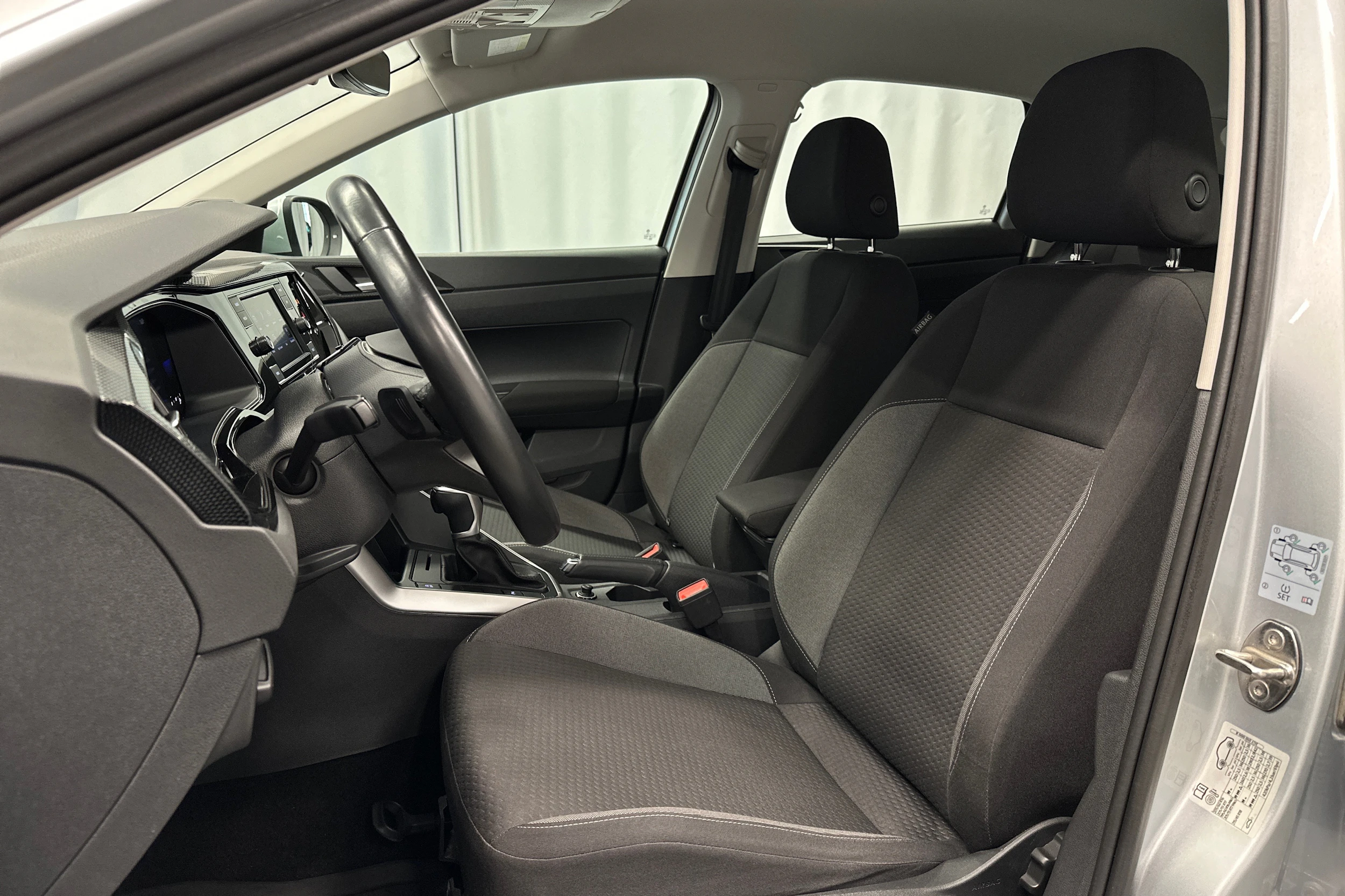 harmaa Volkswagen Taigo 2024 kuva 16.