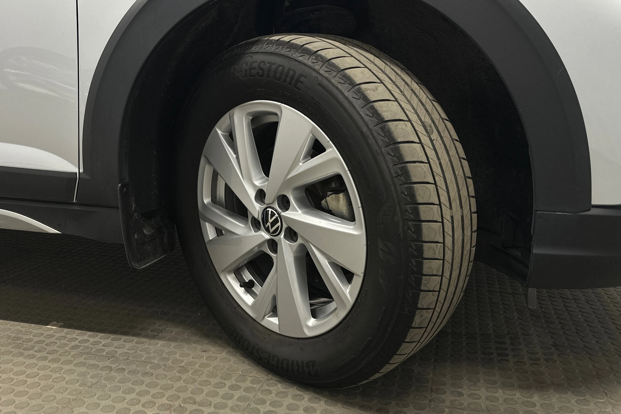 harmaa Volkswagen Taigo 2024 kuva 10.