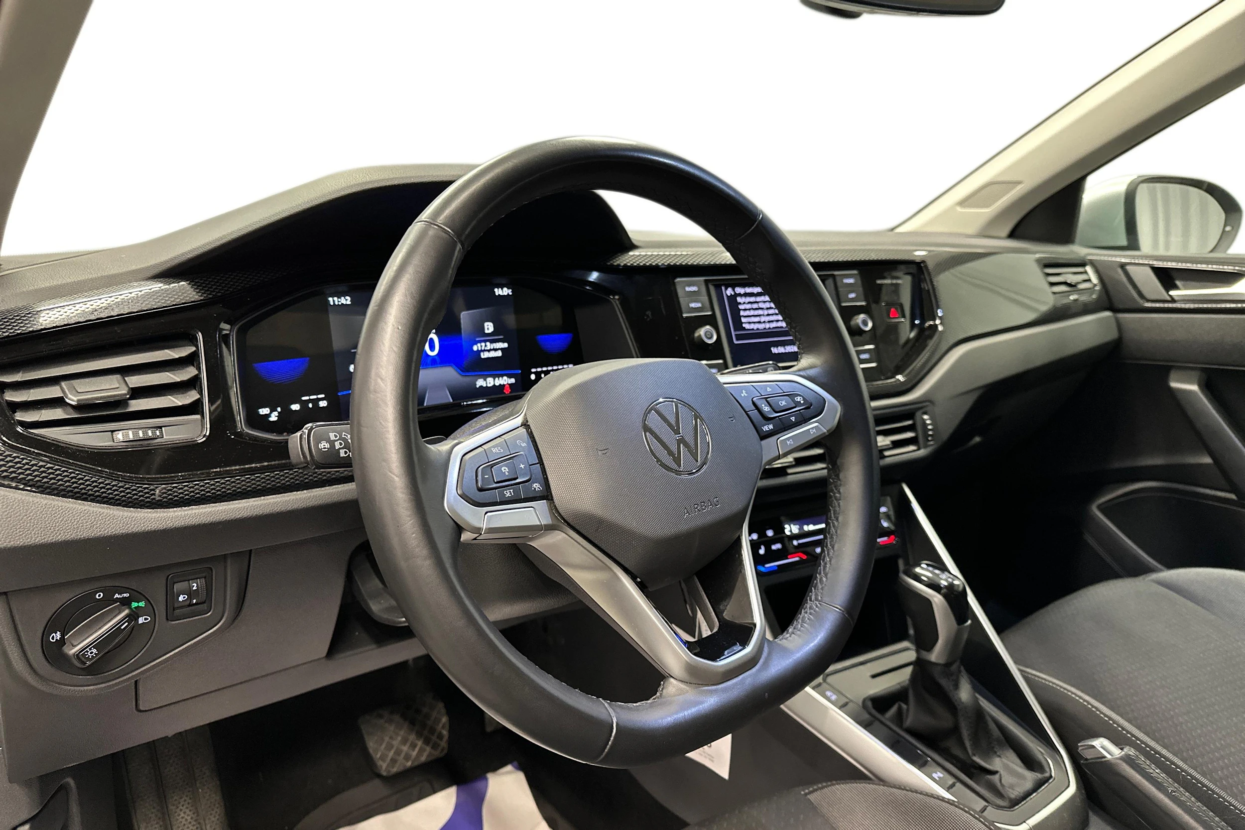 harmaa Volkswagen Taigo 2024 kuva 6.
