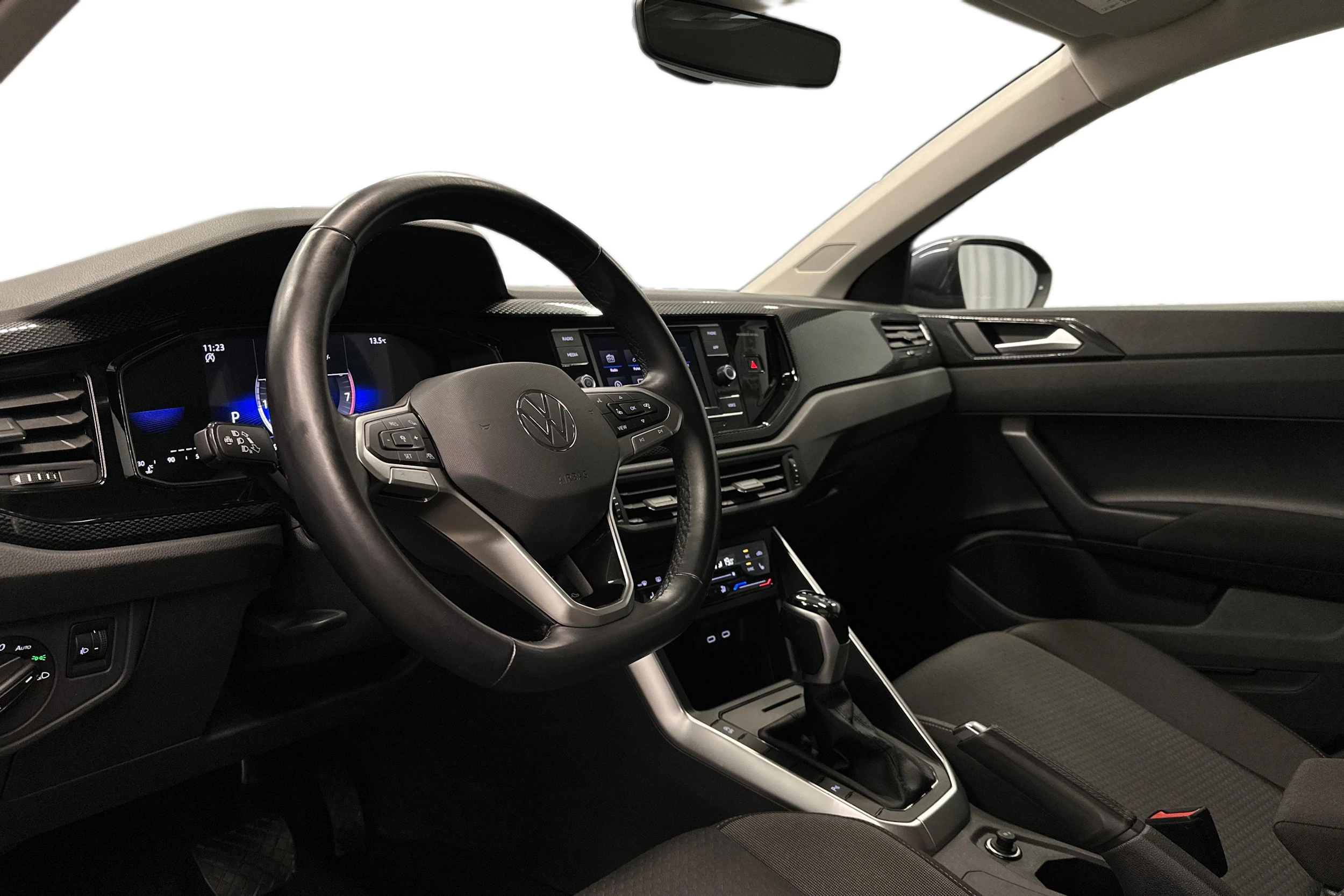 harmaa Volkswagen Taigo 2024 kuva 6.