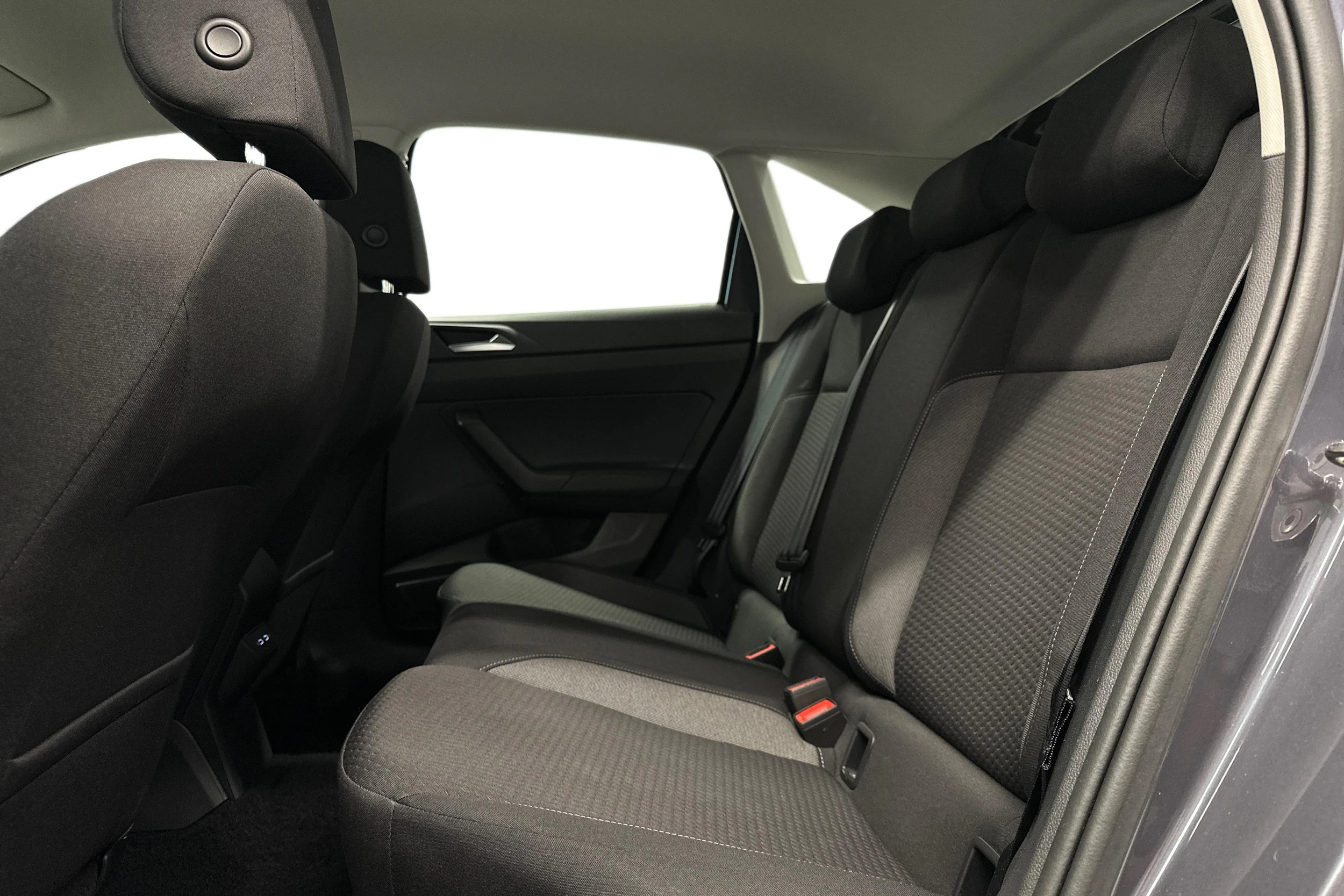 harmaa Volkswagen Taigo 2024 kuva 8.