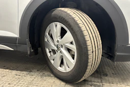 harmaa Volkswagen Taigo 2024 kuva 13.