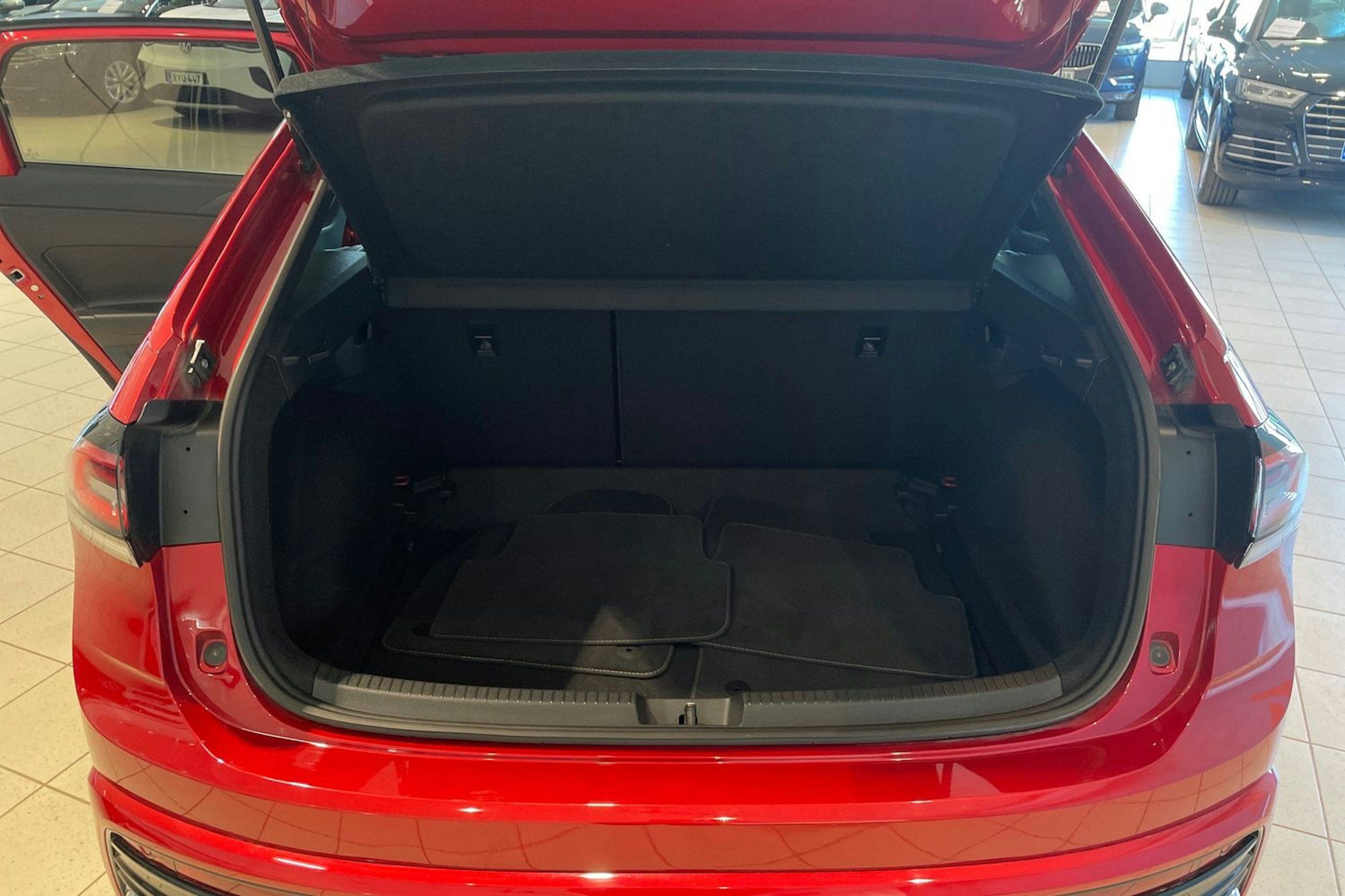 Punainen Volkswagen Taigo 2024 kuva 14.
